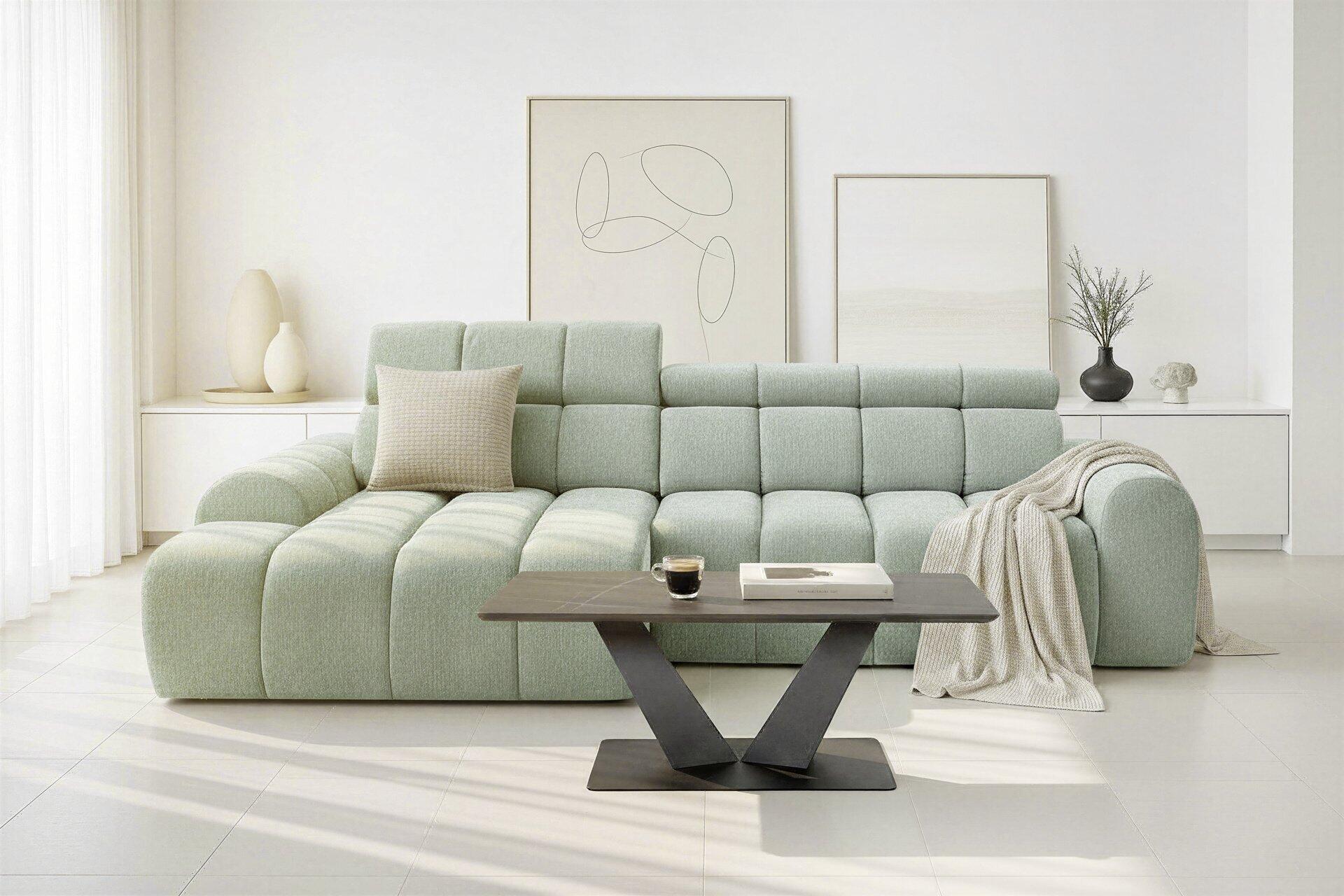 Ecksofa Corfu in hellem Grün mit modularem Design und Kopfteilverstellung, präsentiert in einer frontalen Ansicht.