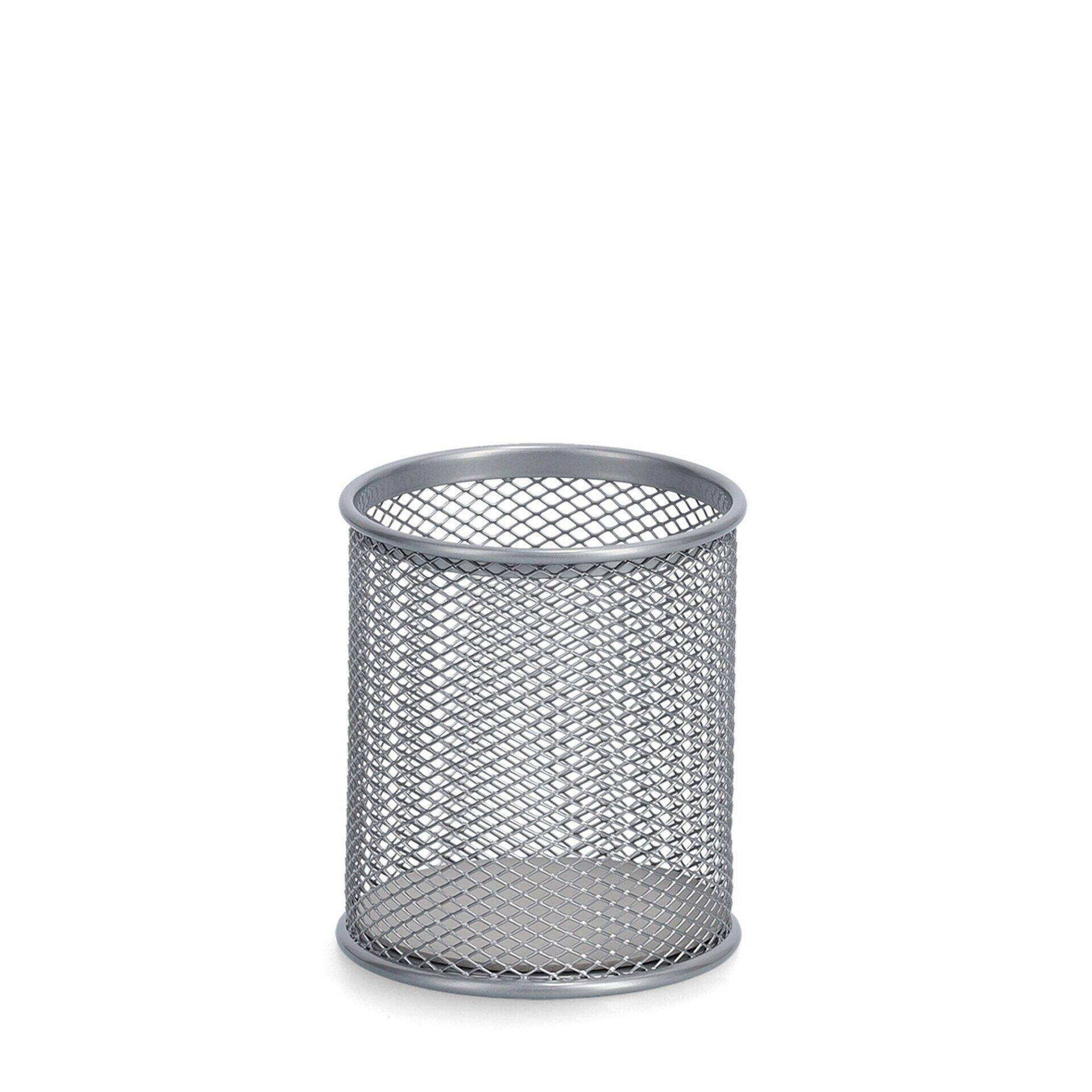 Silberfarbener Bleistiftbecher aus Metallgeflecht, zylindrisch und mit stabilen Rändern, präsentiert im Detail von unten.