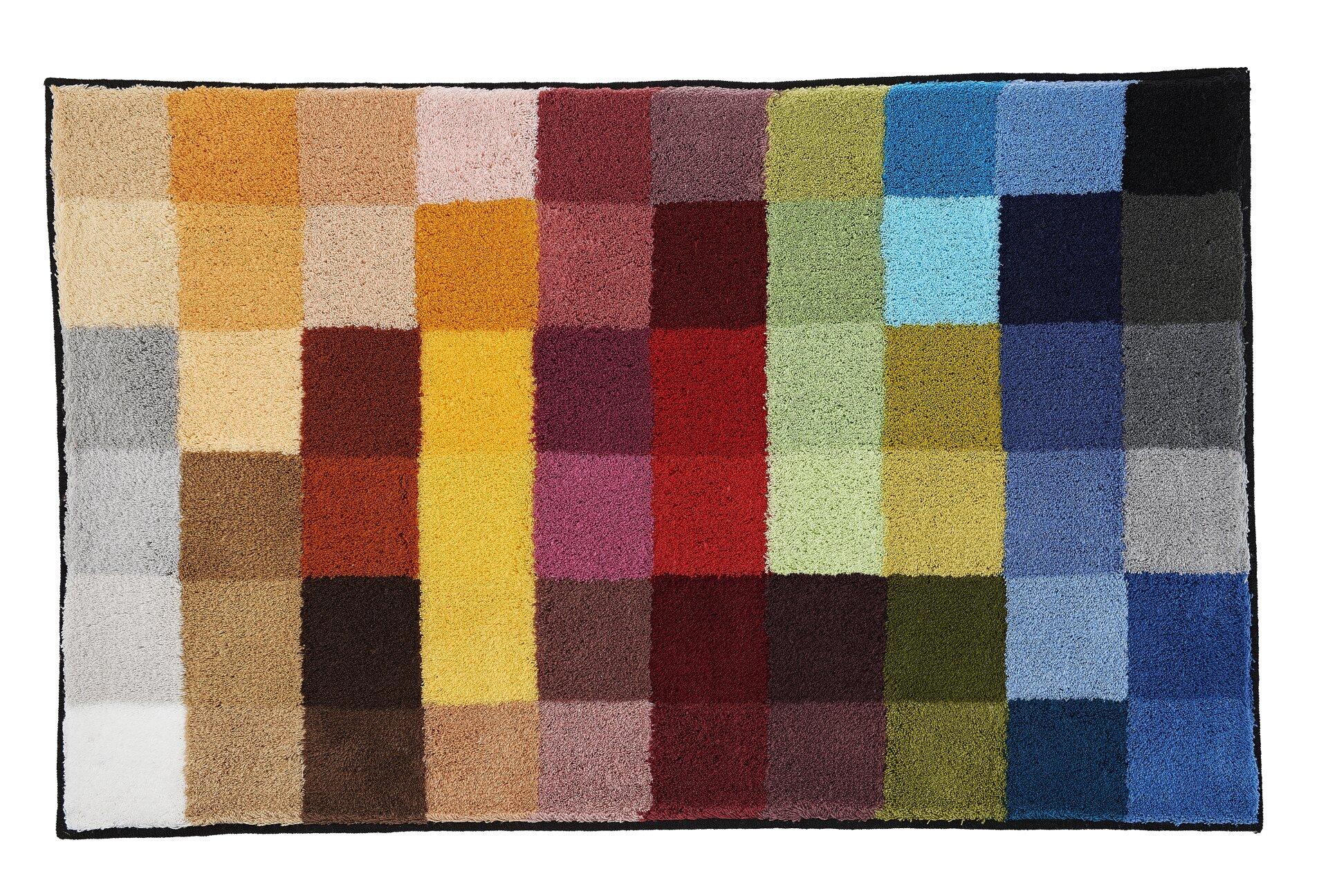 Multicolor Badteppich Cubetto aus der Vogelperspektive mit einem Raster aus farbigen Quadraten in Weiß, Beige, Gelb, Olivgrün, Rot, Lila, Blau und Grau sowie einem schwarzen Rand.
