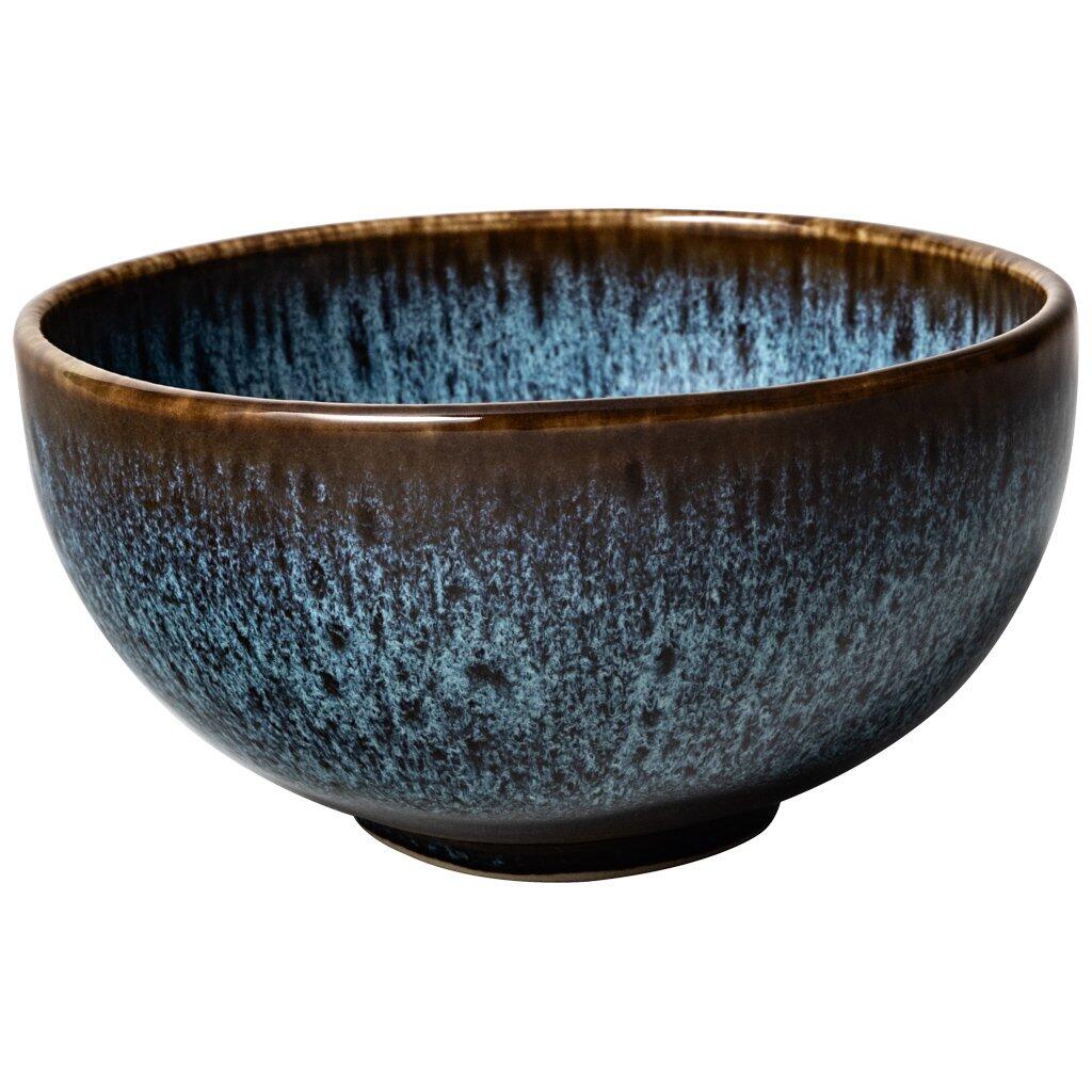 Suppen-Bowl Lave glacé aus Keramik, gefüllt und aus der Vogelperspektive mit asymmetrischer, rundem Design und reaktiver Glasur in tiefem Blau mit dunklen, wellenartigen Akzenten.