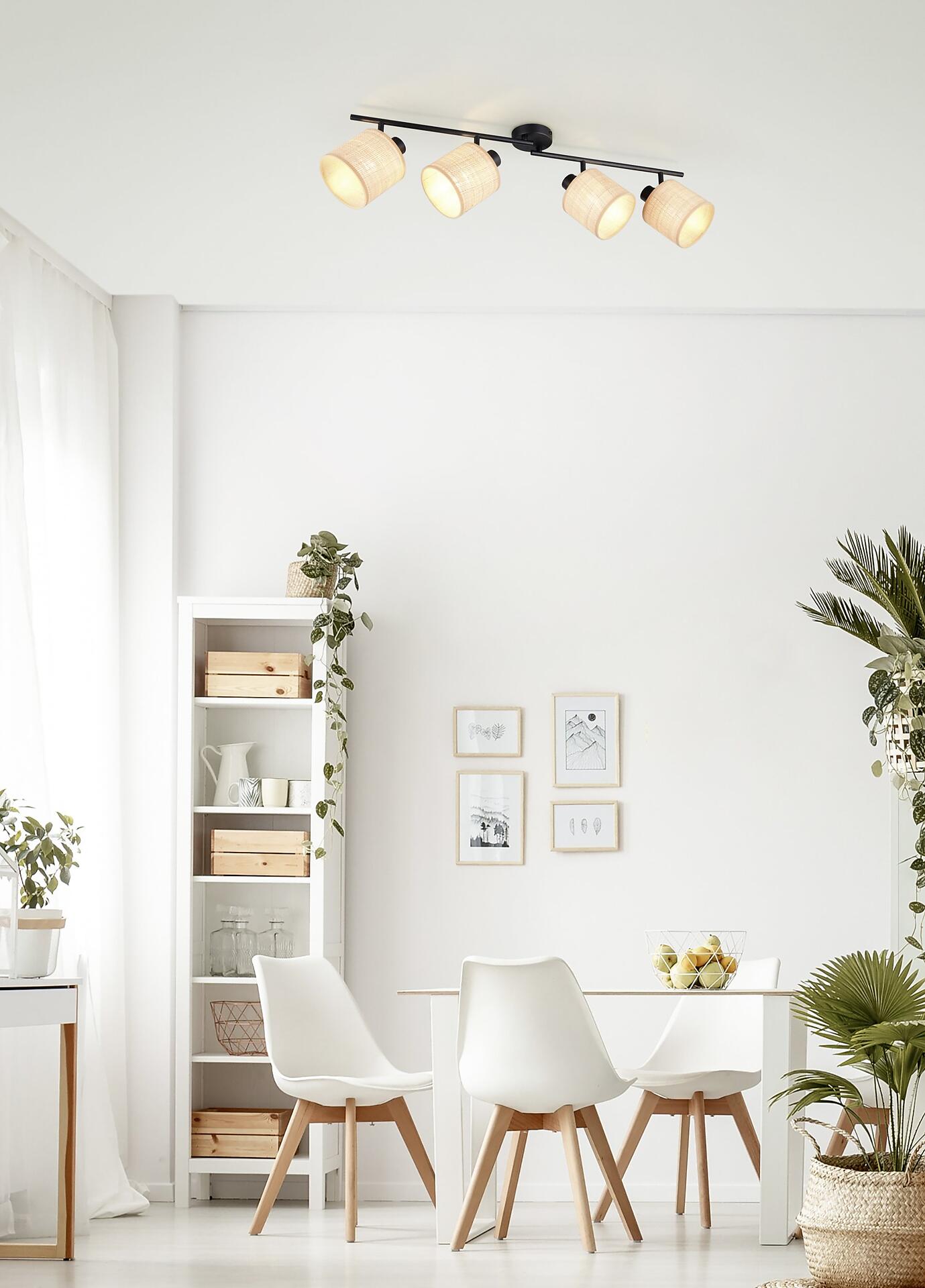 Schwarzer Strahler Aimee mit drei rotierbaren und schwenkbaren Spots mit Rattan-Lampenschirmen, präsentiert in einem hellen Essbereich.