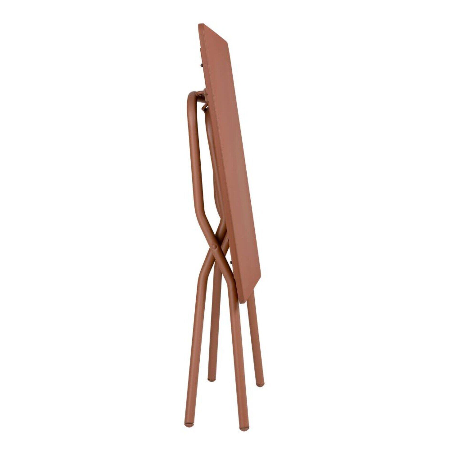 Klappbarer Hocker "Balcony" in Canyon Tube Canyon Farbe, aus Metallrohren gefertigt und in Seitenansicht gefaltet dargestellt.