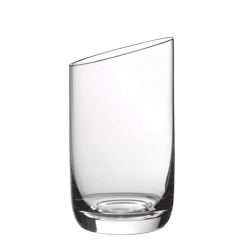 Schlankes, zylindrisches Glas der NewMoon Becher Serie von Villeroy & Boch, gezeigt aus der Seitenperspektive mit leicht gewölbtem Boden für stabilen Stand.