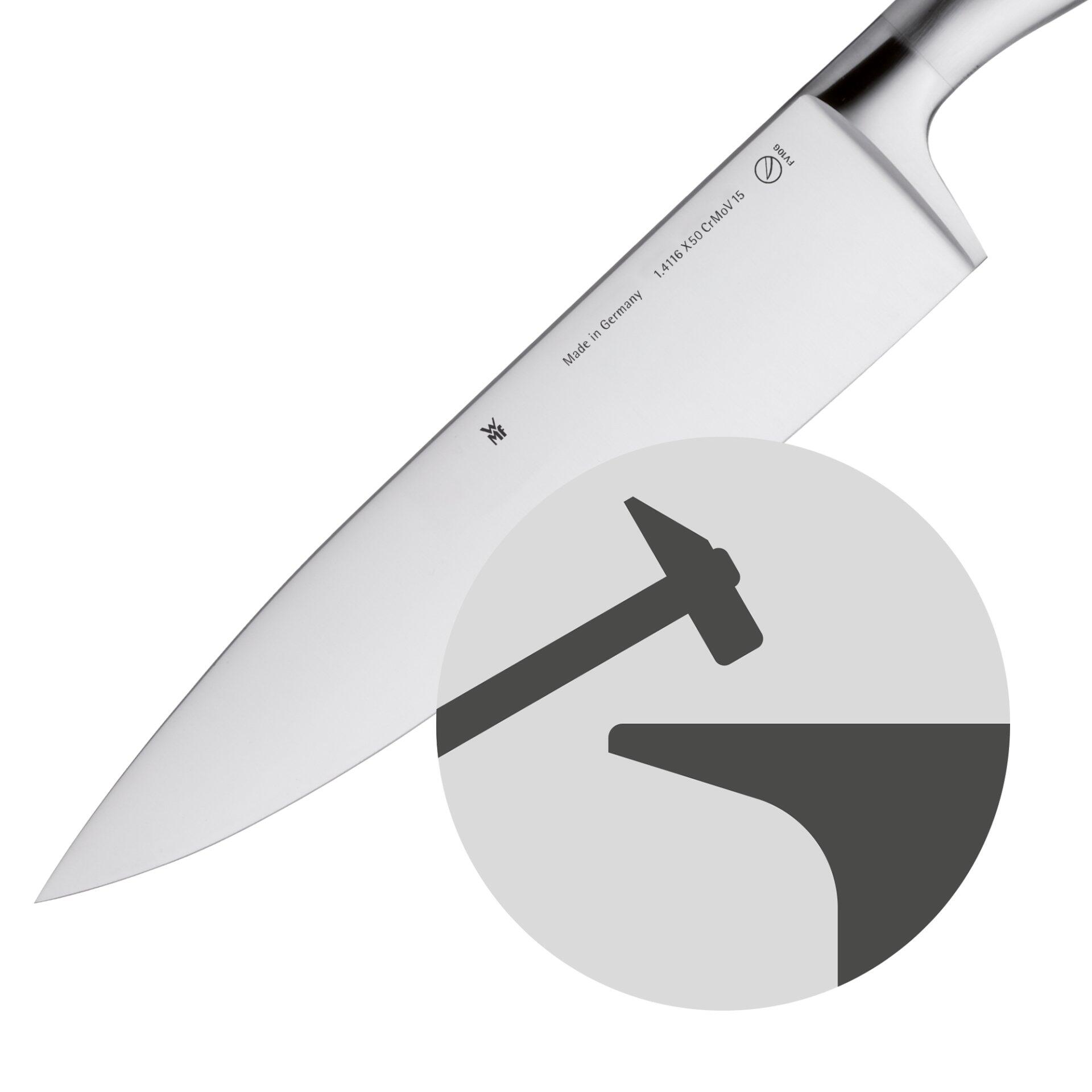 Nahaufnahme eines WMF Kochmessers Grand Gourmet mit 15 cm Klingenlänge, die die scharfe, silberglänzende Klinge und das Logo "Wüsthof" sowie die Aufschrift "Made in Germany" zeigt.