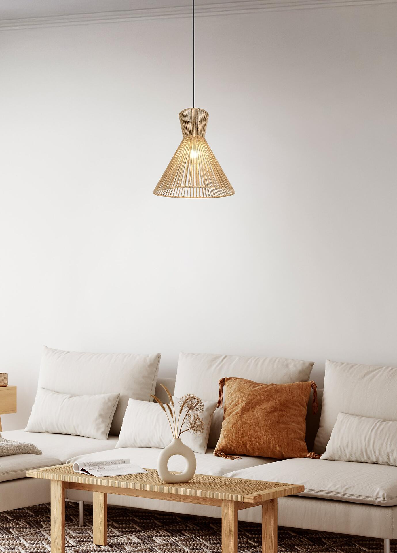 Pendelleuchte Rosalie aus Rattan mit gewellter Textur und schwarzem Kabel, fotografiert aus einer unteren Perspektive, die die konische Form betont.