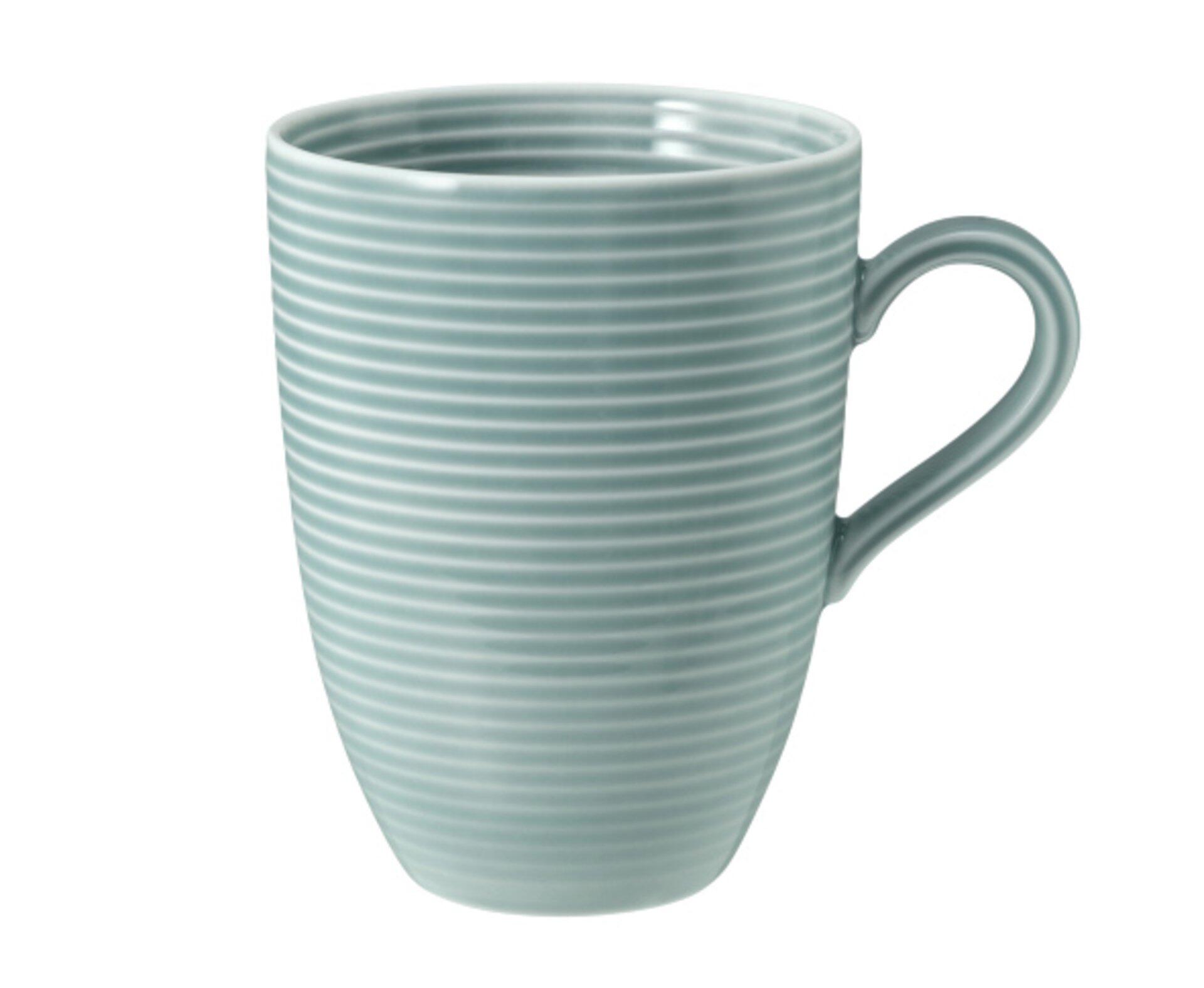 Beat Becher, arktisblau mit reliefartigen horizontalen Rillen und ergonomischer Griffvertiefung, in Dreiviertelperspektive dargestellt.