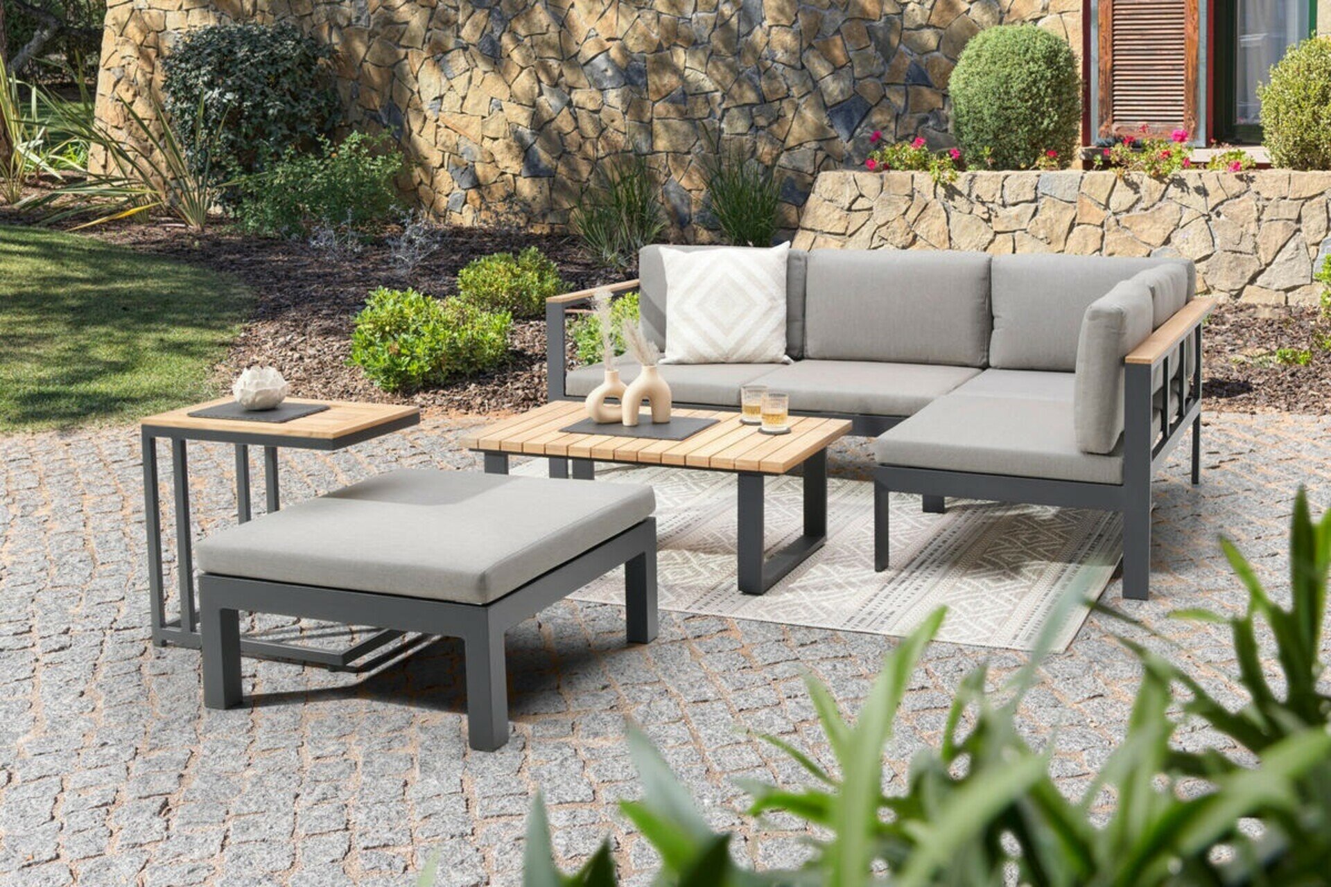 Lounge, Aura