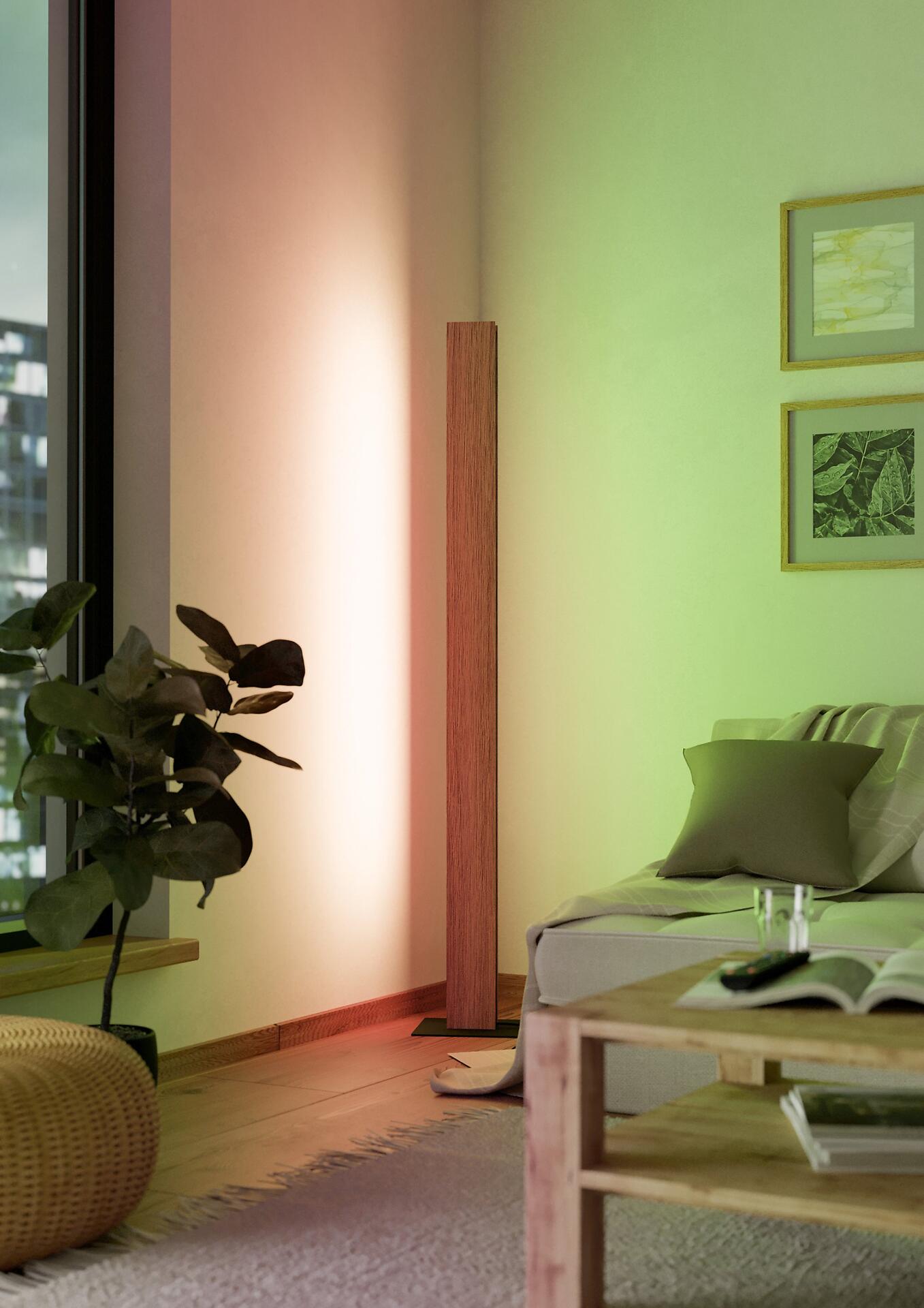 Stehleuchte Anchorena-Z mit schlankem Design und hellem Lichtschein, aufgenommen aus einer leicht unterhalb liegenden Perspektive, die die Höhe der Leuchte hervorhebt.