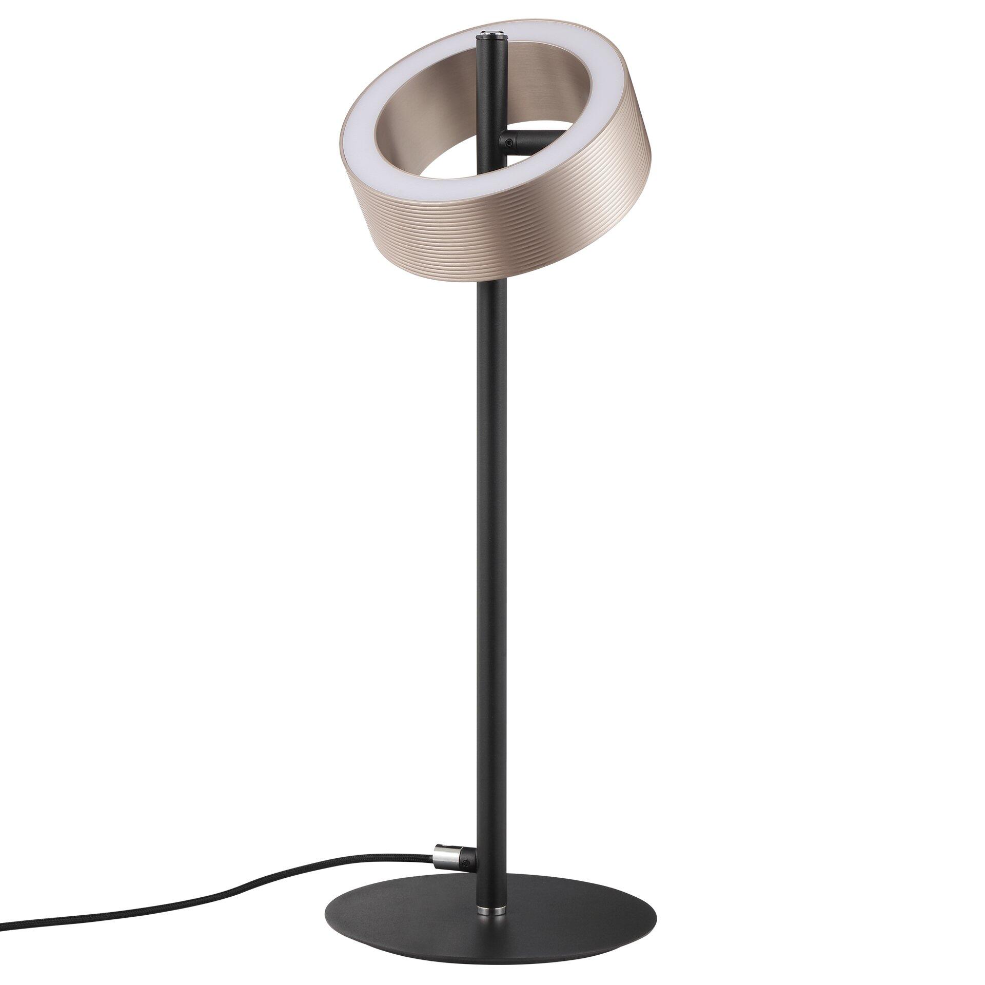 Tischleuchte Axion mit schwenkbarem Kopf und stufenlos dimmbarem Touchdimmer, dargestellt in einer Frontansicht mit gebürstetem, goldfarbenem Lampenschirm und gleichmäßigem Lichtschein.