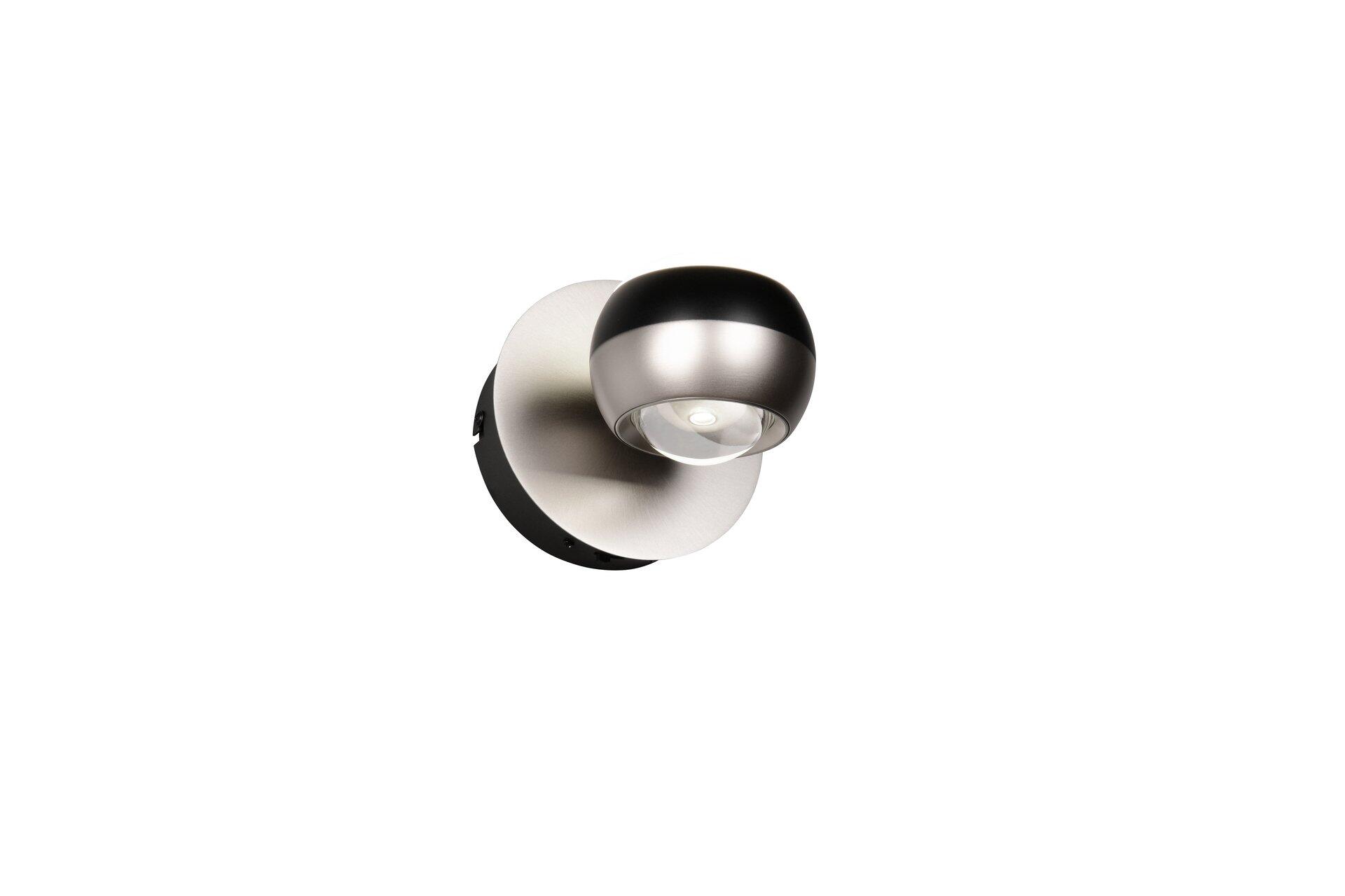 Schwenkbare Wandleuchte Orbit mit silbernem Sockel und Leuchtenkopf, die durch ihre flexible Ausrichtung eine individuelle Lichtgestaltung ermöglicht.