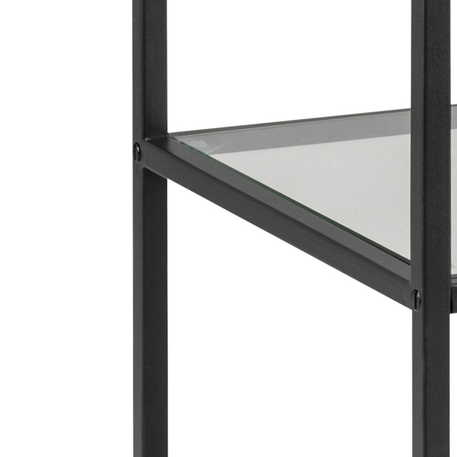 Seaford Regal: Detailaufnahme schräger Perspektive mit schwarzen Metallstreben und Glasböden, die durch kleine Metallverbindungen stabil gehalten werden.
