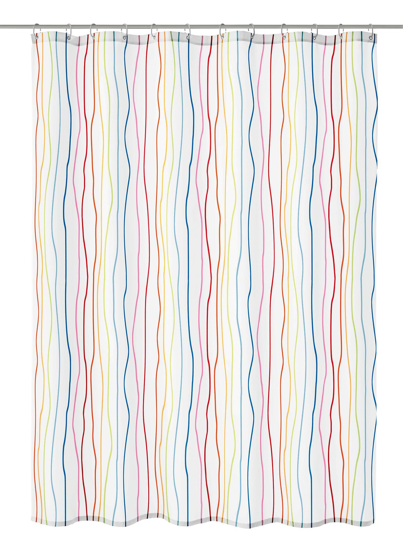 Duschvorhang TXT Jolie mit multicolor, vertikalem Streifenmuster in blau, rot, gelb, grün und pink, der an einer weißen Gardinenstange aufgehängt ist.