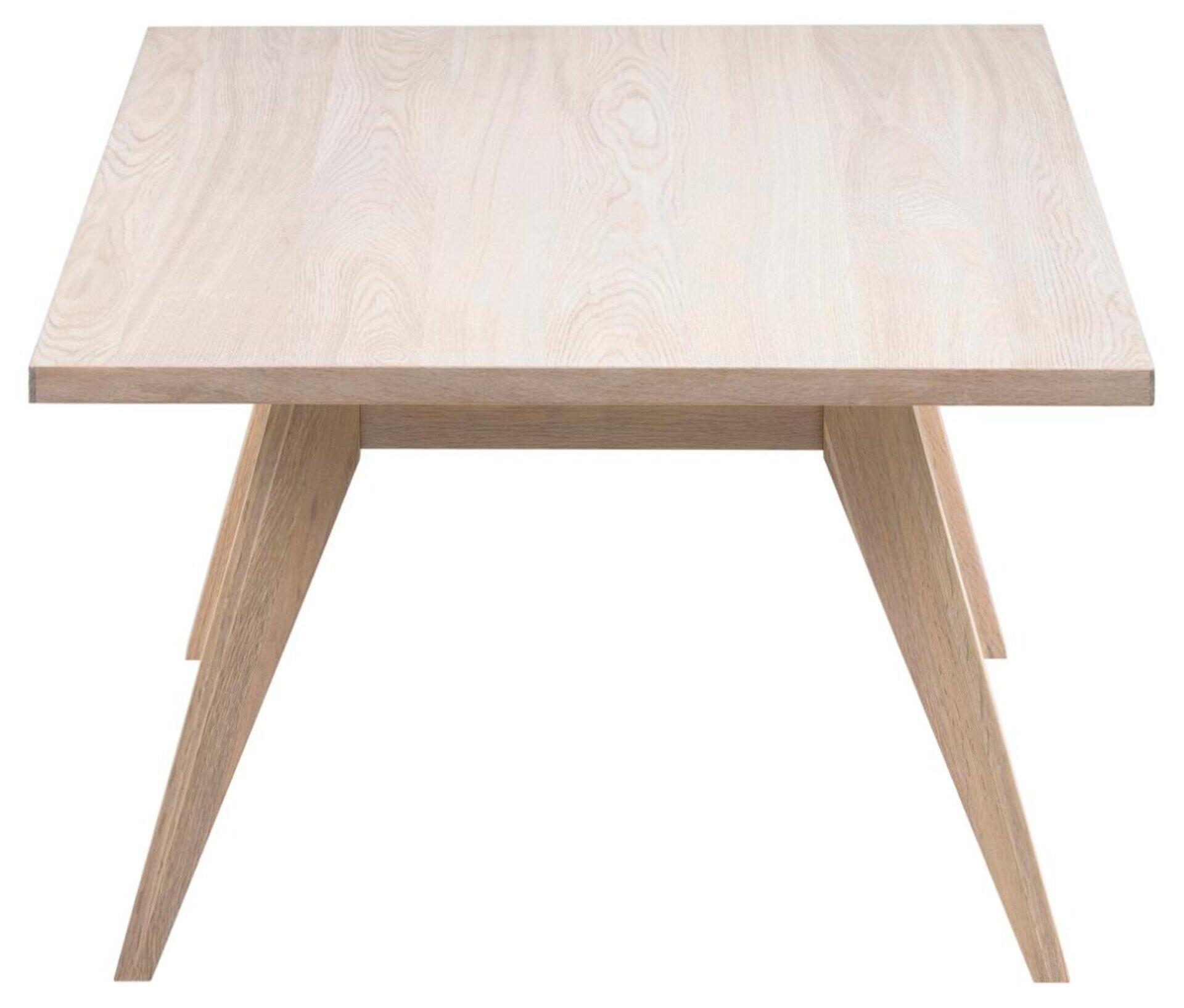 Couchtisch A-Line mit rechteckiger Tischplatte in heller Holzoptik und markant schrägen, sich nach außen weiteten Dreieckbeinen, dargestellt aus einer leicht erhöhten Frontalperspektive.