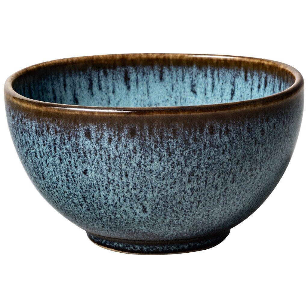 Reis Bowl Lave glacé von Villeroy & Boch: schalenförmige Keramikschale mit tiefblau-brauner, reaktiver Glasur und asymmetrischem Design, aus der Perspektive von unten und leicht seitlich dargestellt.