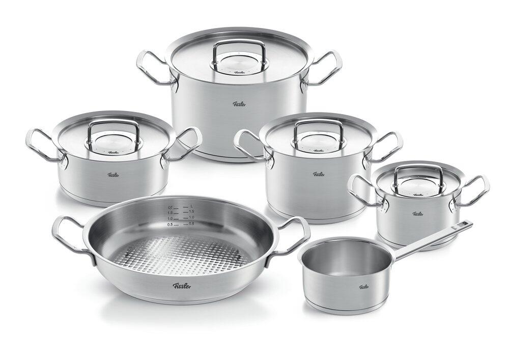 Edelstahl-Topfset Original-Profi Collection® mit Töpfen in verschiedenen Größen, Stielkasserolle und Pfanne mit integrierter Messskala, dargestellt aus einer leicht erhöhten Perspektive.