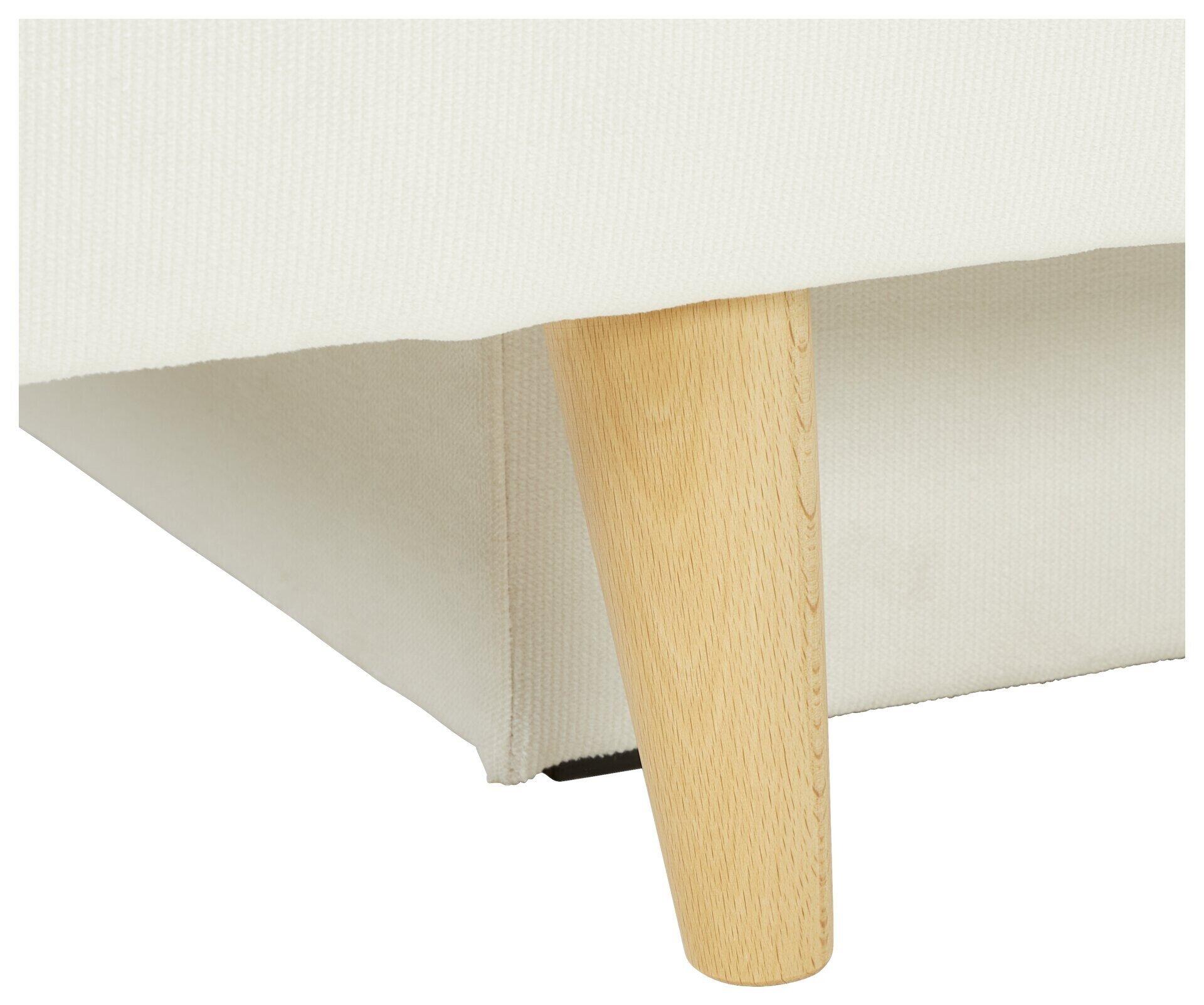 Detailaufnahme eines Holzfußes aus Buche natur an einem Schlafsofa Leon 2 Lux mit abgerundeter Form und leicht abfallendem Sitz.