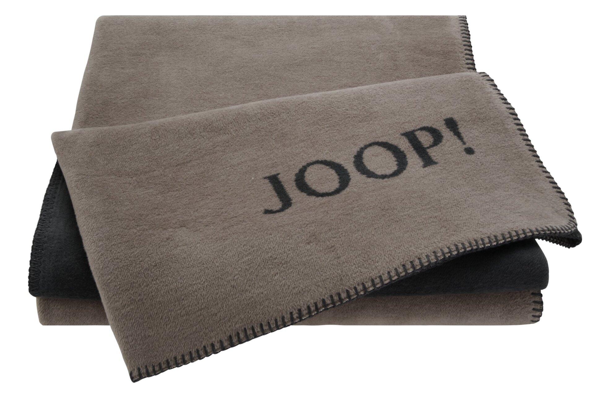 JOOP! Wohndecke in Taupe-Anthrazit mit doppelter Webstruktur, gesticktem Logo und schwarzer Kante, präsentiert in einer gefalteten Ansicht.