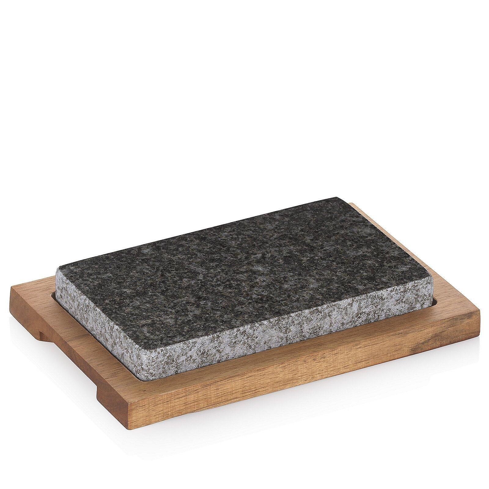 Stein-Kaminofen "Heißer, Country" auf Holztablett, detailreiche Darstellung der unterschiedlichen Oberflächen des Steins und der erhöhten Kanten des Tabletts.