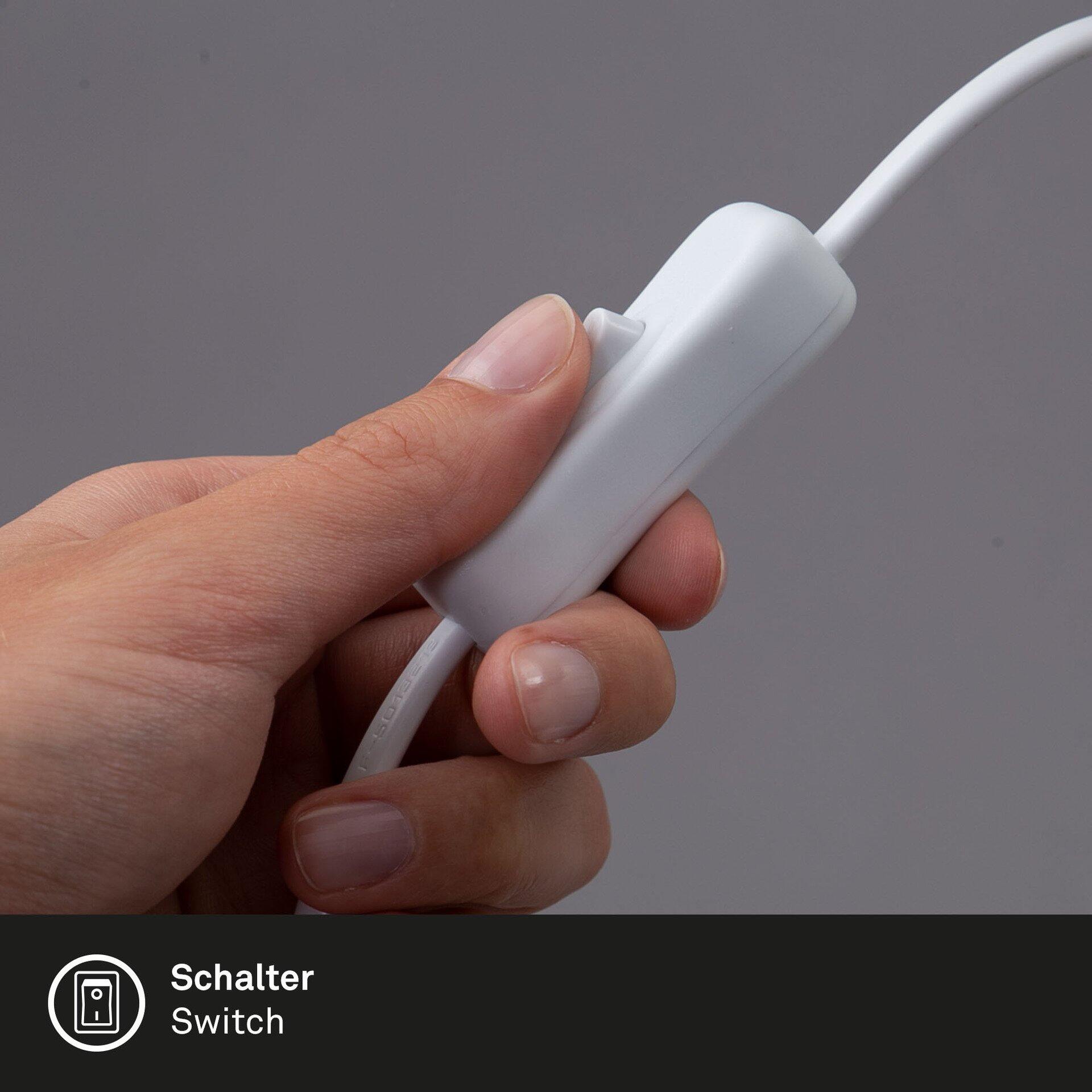 Weißer Mehrfachsteckdosenadapter mit integriertem USB-Anschluss, gehalten von einer Hand.