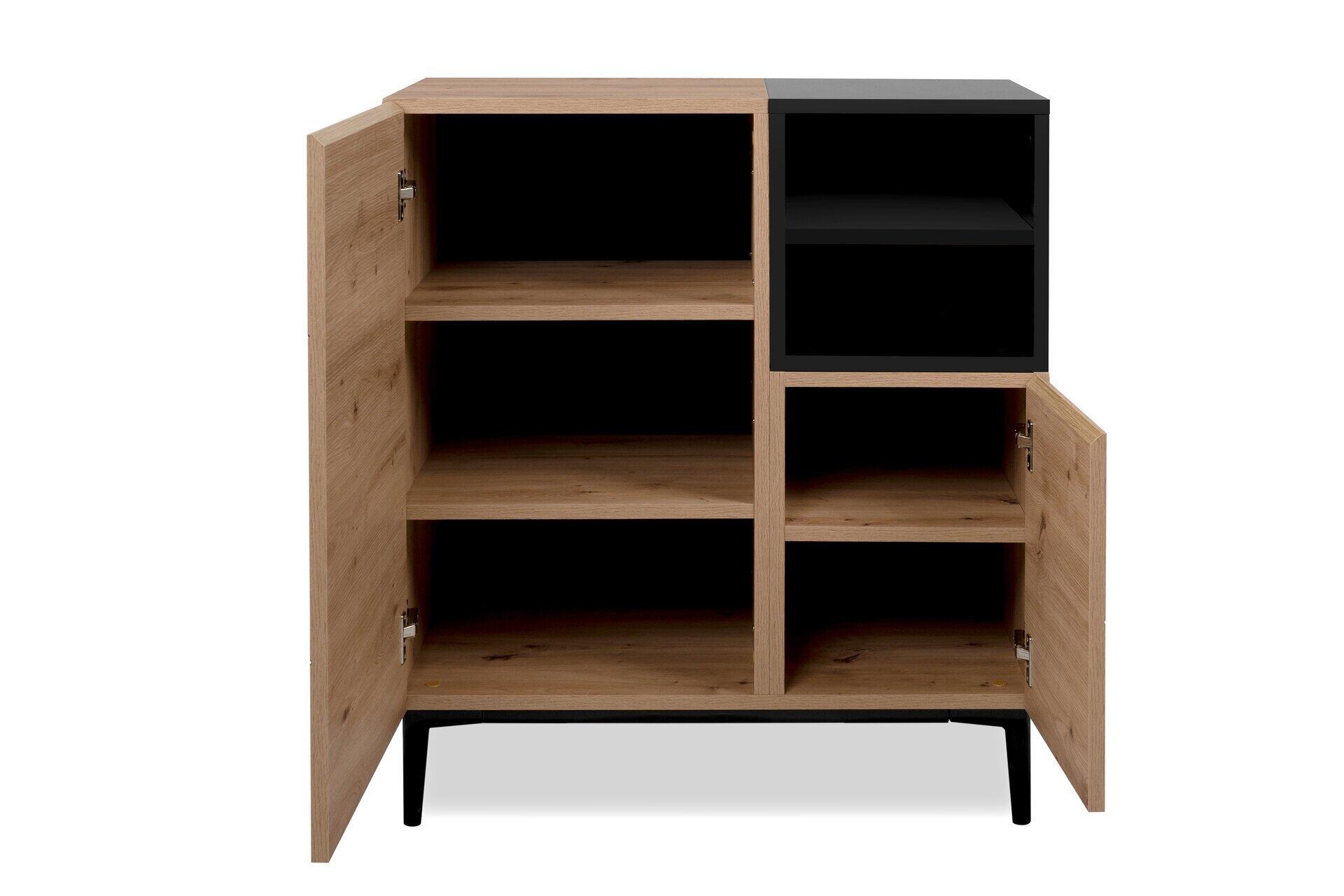 Kommode Nola 01A mit schwarzen Füßen, geöffneter Tür und Innenansicht mit Regalböden und Fach, aus hellem Holz mit dunkler Akzentleiste.