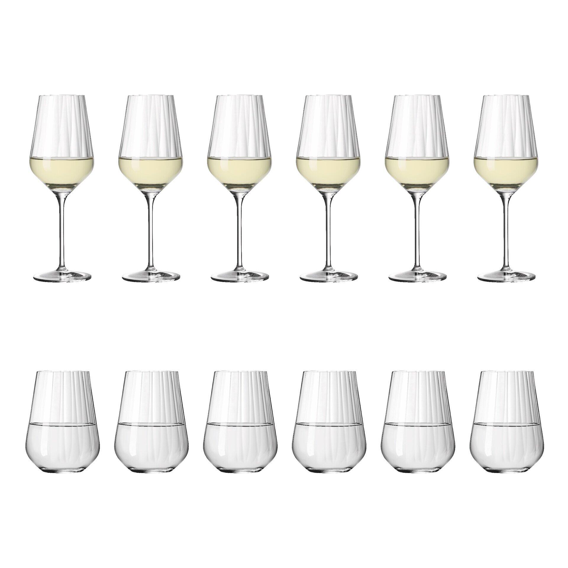 Weißwein- und Wasserglas-Set mit reliefierter Struktur, dargestellt in einer Übersichtsansicht mit acht Gläsern auf weißem Hintergrund, um die schlanke Form und den länglichen Hals hervorzuheben.