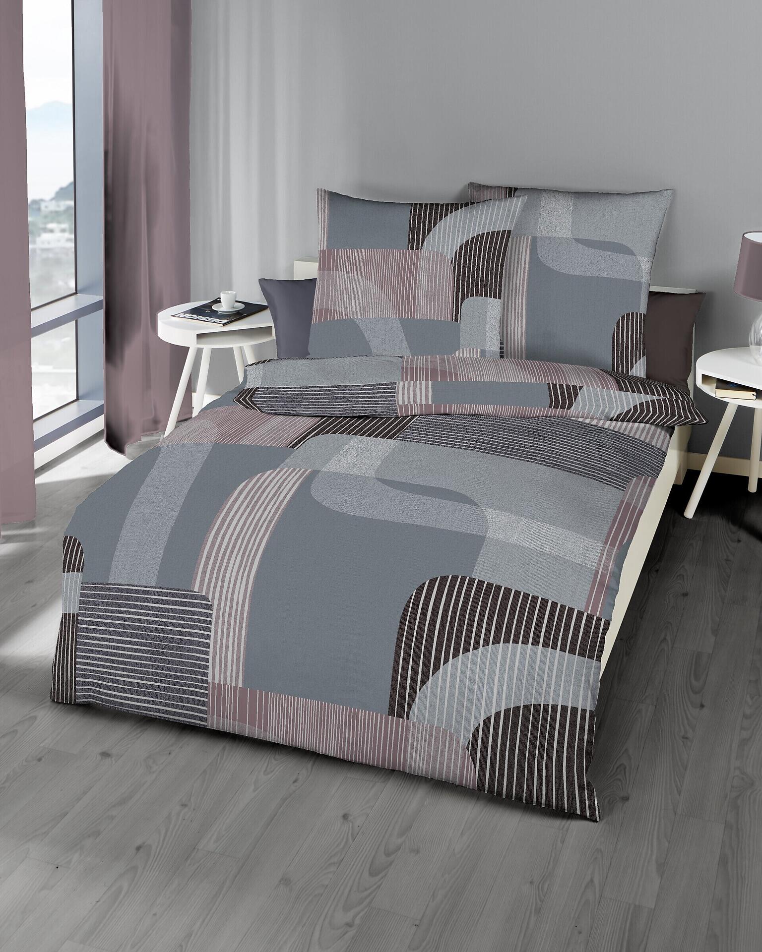 Bettwäsche Record in graphit mit geometrischem Muster und 80x80 cm Kissen, abgebildet aus erhöhter Perspektive in einem stilvollen Schlafzimmer.