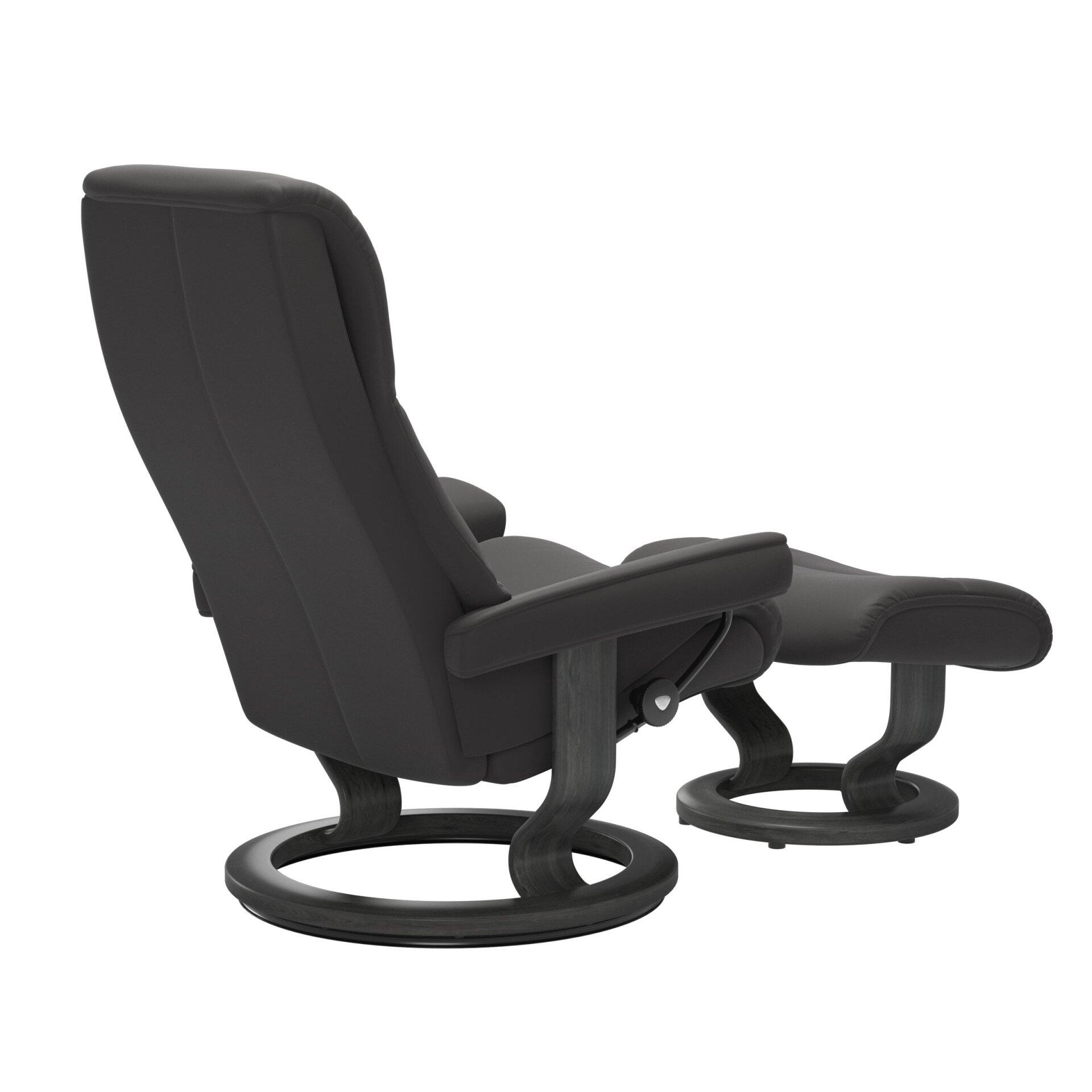 Relaxsessel View in 3/4-Ansicht mit Fußhocker, zeigt die ergonomische Formgebung, die leicht geneigte Sitzfläche und das Gestell für die Neigefunktion.