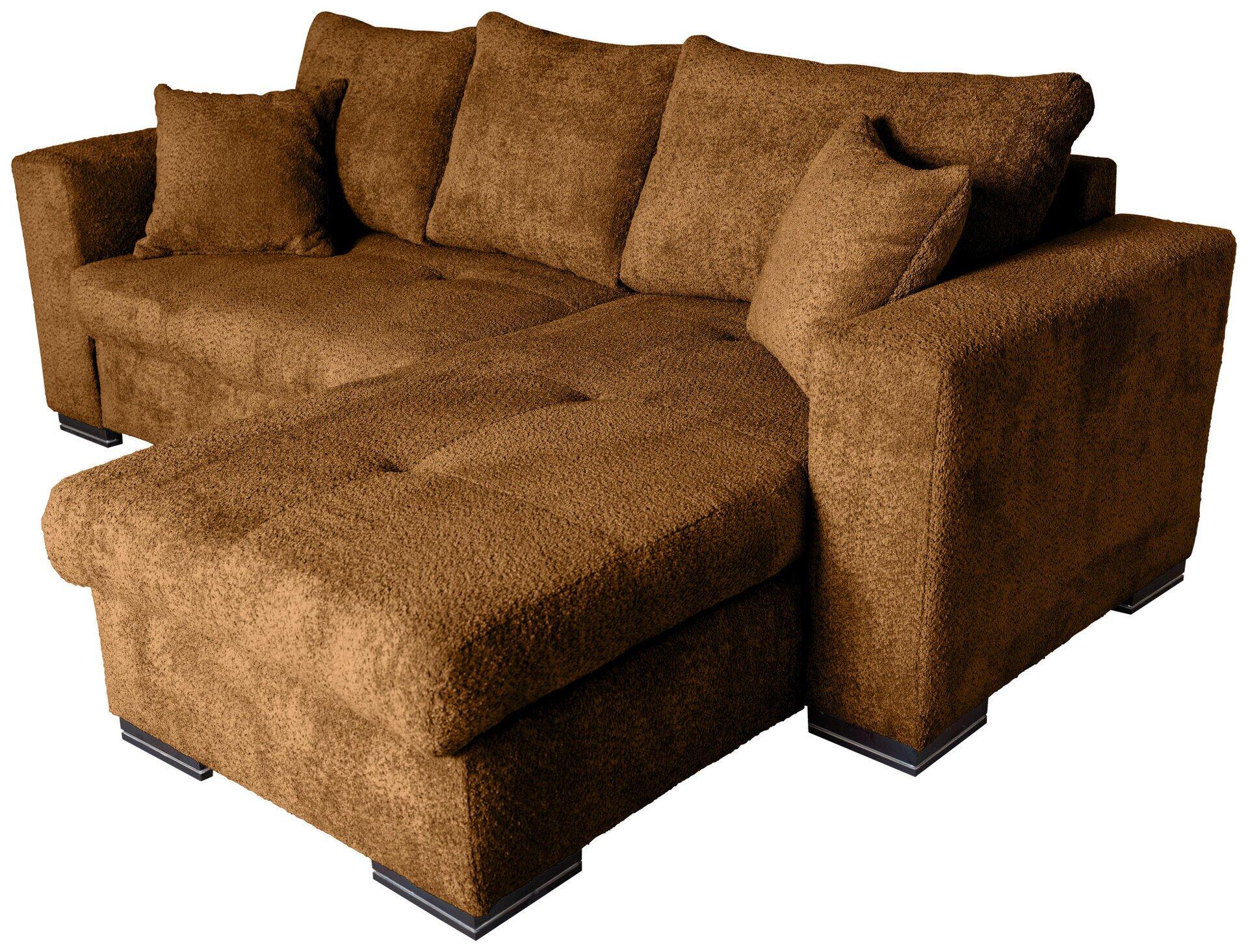 Braune Ecksofa Malmo in ¾-Ansicht mit Fußhocker und drei Zierkissen, zeigt die gewellte Materialoptik und die seitlich umkehrbar montierbare Konstruktion.