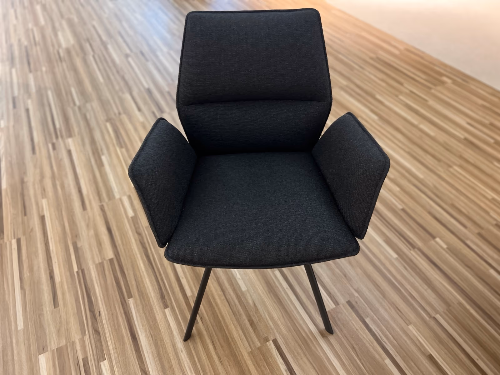 Esstisch Nica Eiche Astig massiv + Armlehnstuhl