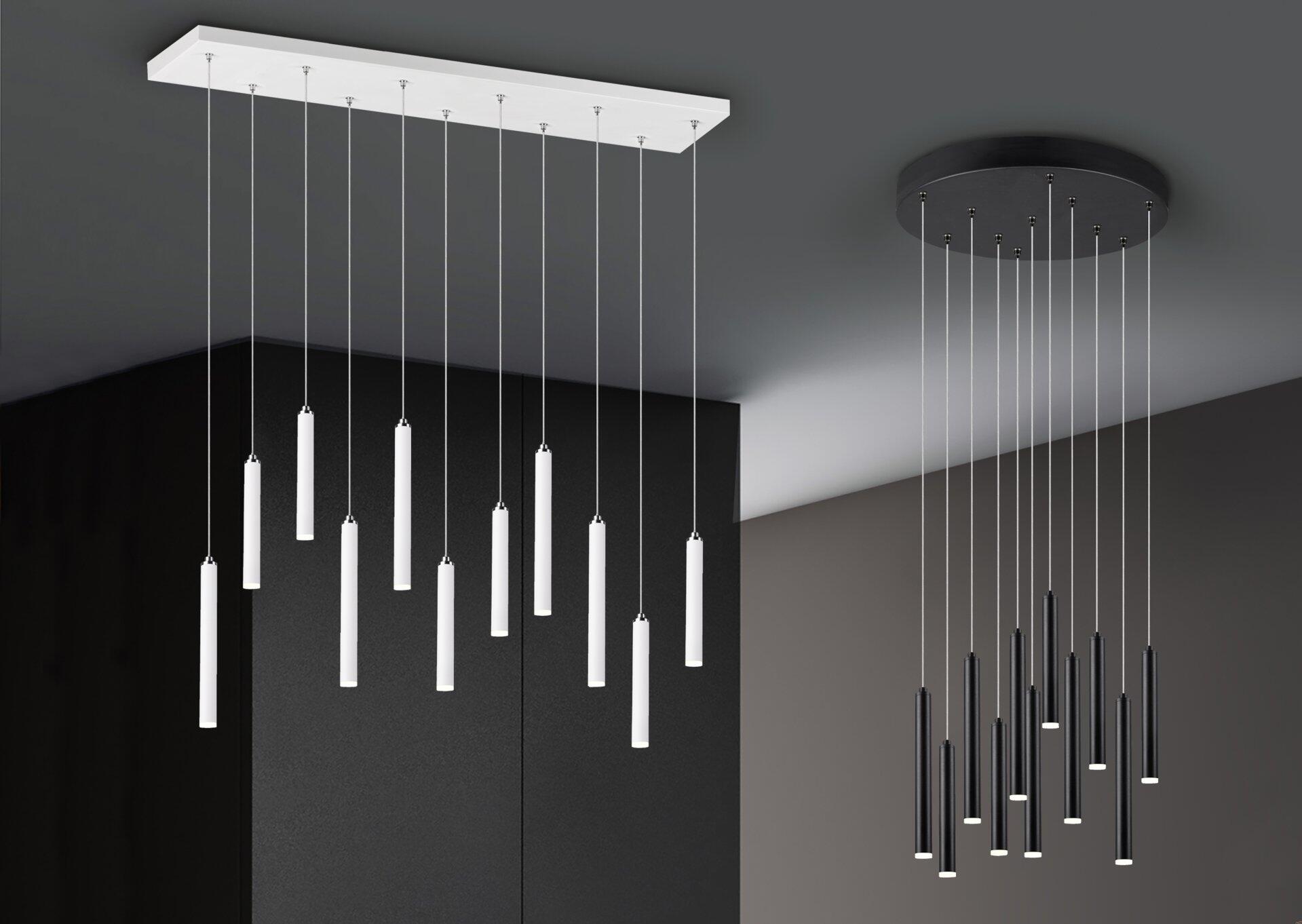 Pendelleuchte Tubular: Skulpturales Design mit mehreren silberfarbenen Metallstangen unterschiedlicher Länge, an denen weiße Leuchtkörper befestigt sind, dargestellt aus leicht unterer Perspektive.