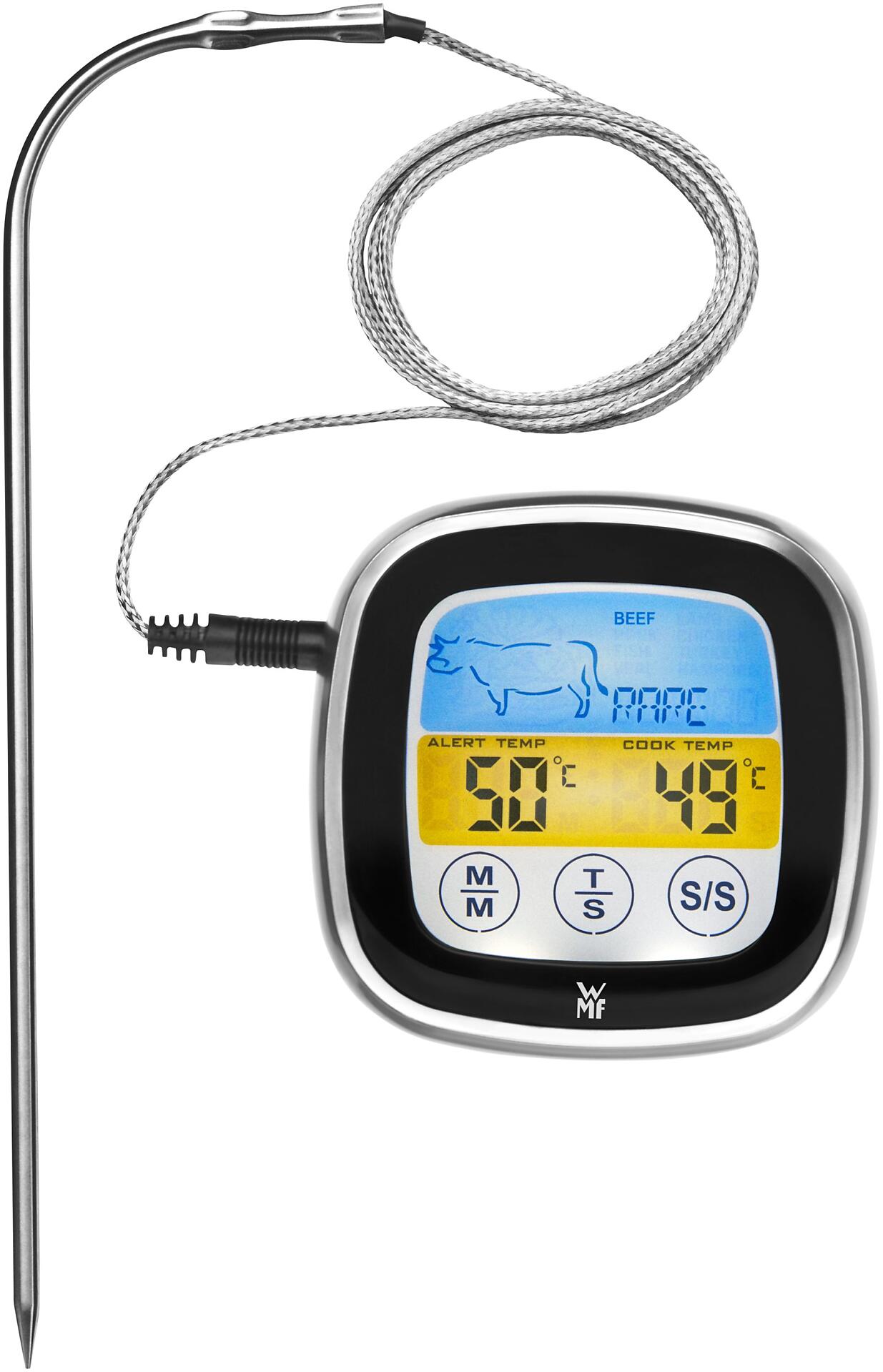 Nahaufnahme des digitalen WMF Bratenthermometers mit silbernem Rand und langer Sonde, Anzeige der Temperatur in °C sowie Symbolen für Fleischsorte und Warnfunktion.