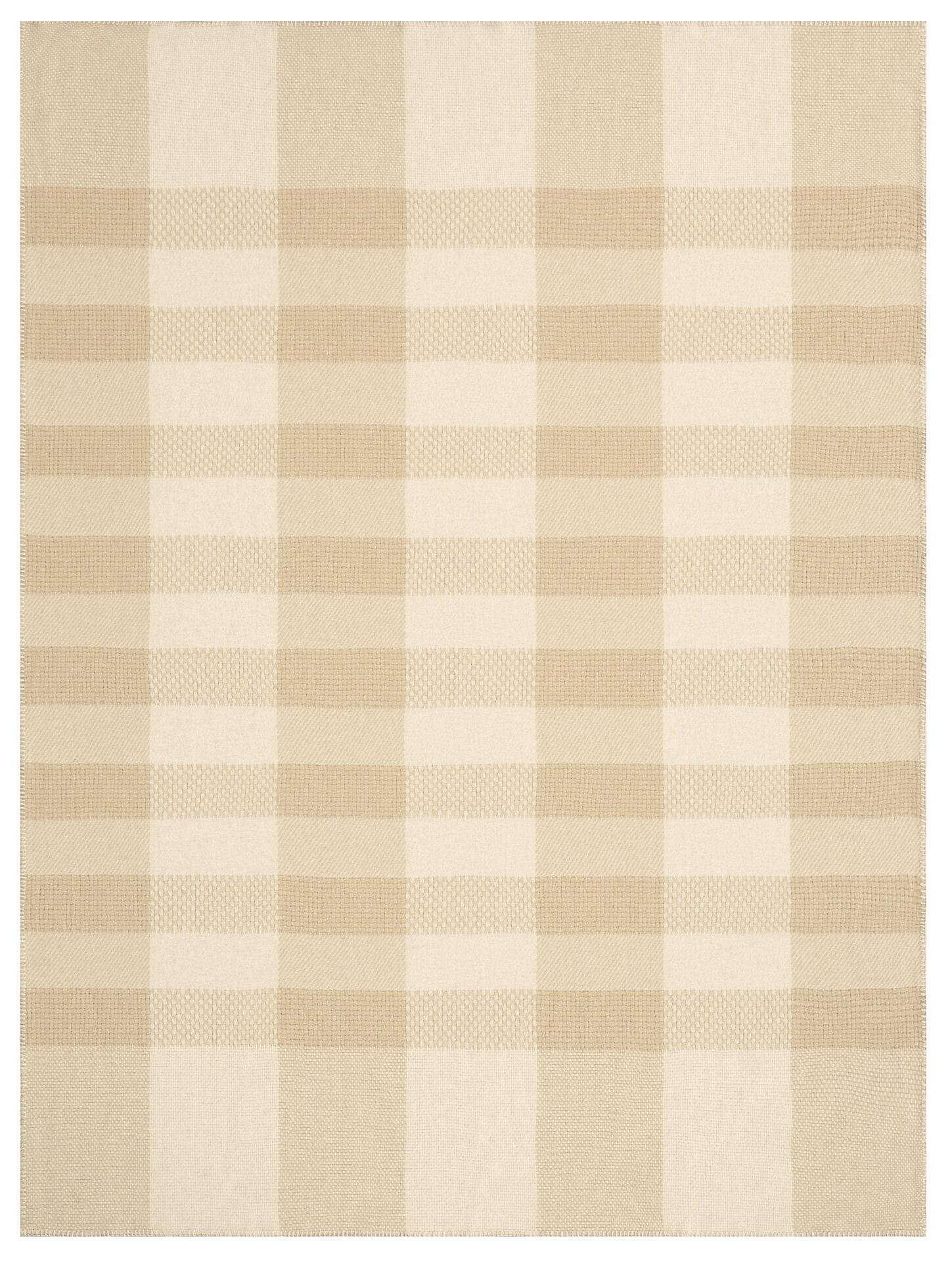 Nahaufnahme des beige-karierten Wollstoffes "Plaid" von Biederlack mit sichtbarer Textur und Karomuster in hellen und dunklen Beige-Tönen.