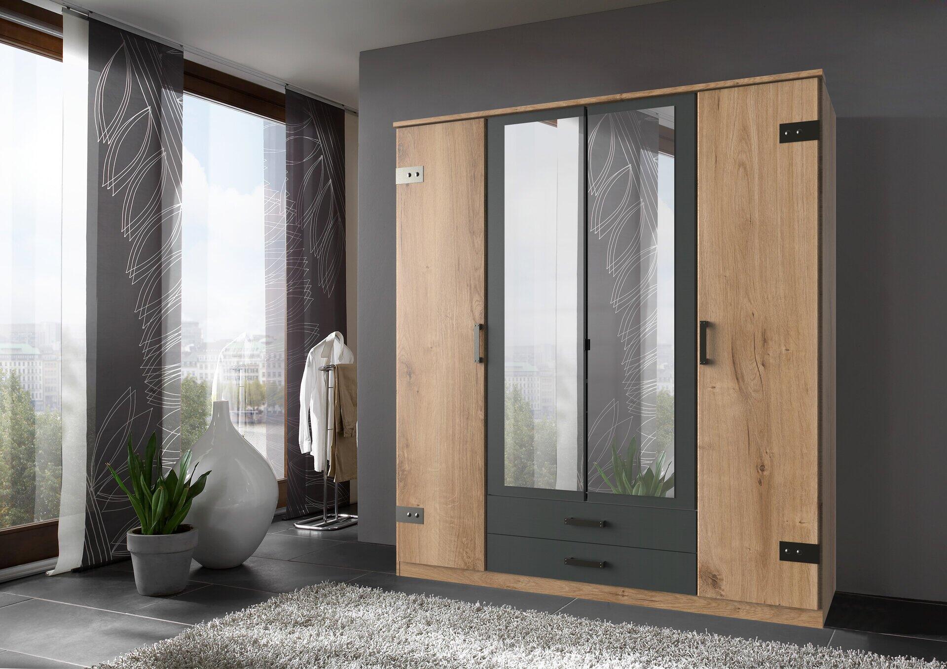 Kleiderschrank Cork mit zwei Spiegeln und Graphit-Beschlägen, frontal leicht linksseitig aufgenommen, zeigt die Kombination aus Holzoptik und Spiegeln sowie die unterhalb liegenden Schubladen.