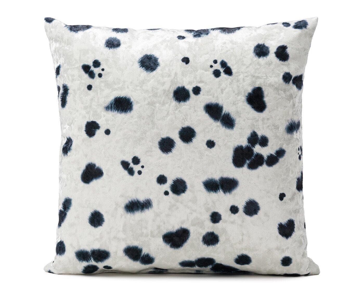 Quadratisches Kissen mit Tiermotiv, beige Farbton und Fleckenmuster in Leopardenoptik.