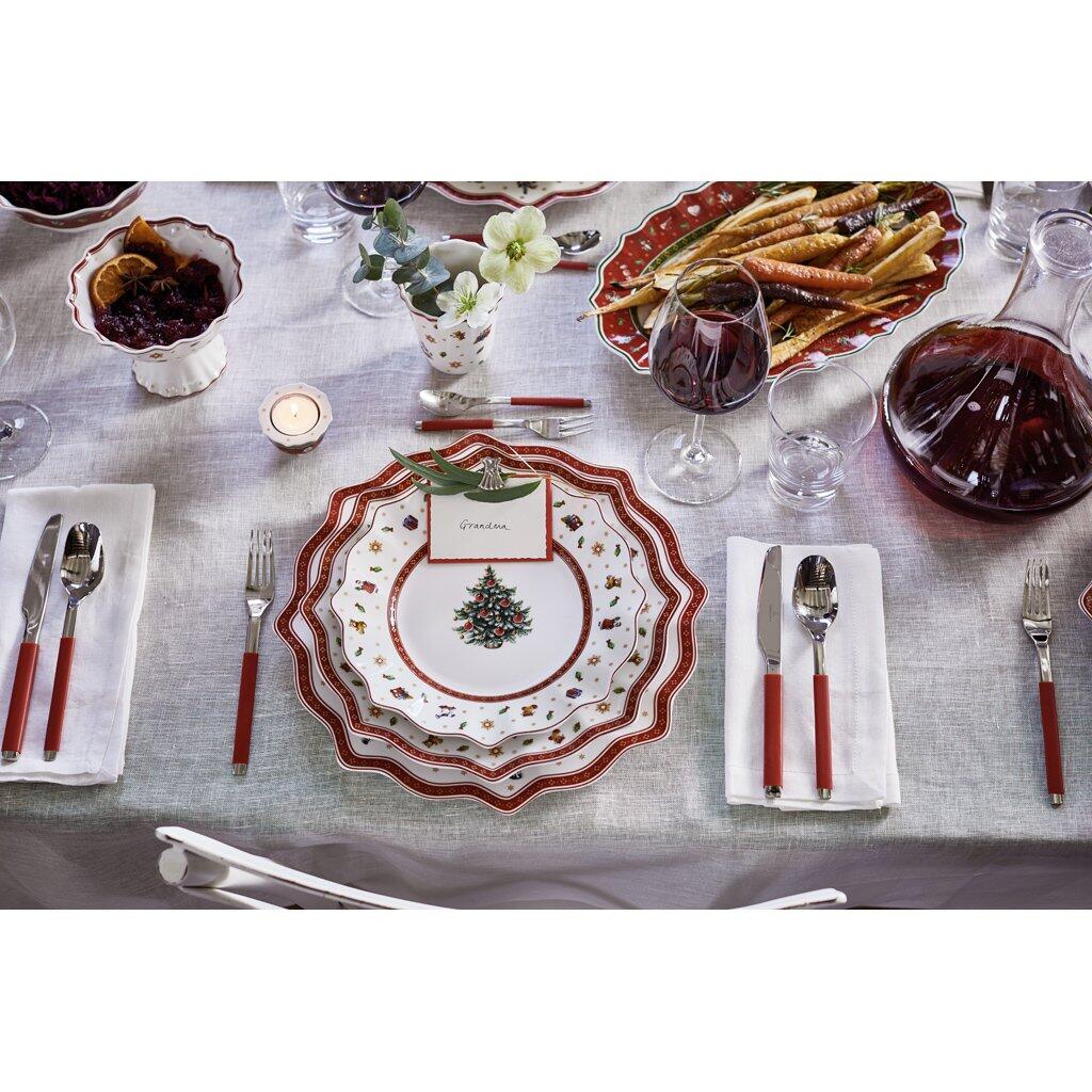 Platzteller Toy's Delight von Villeroy & Boch mit weihnachtlichem Dekor, präsentiert auf einer festlich gedeckten Tafel aus der Vogelperspektive.