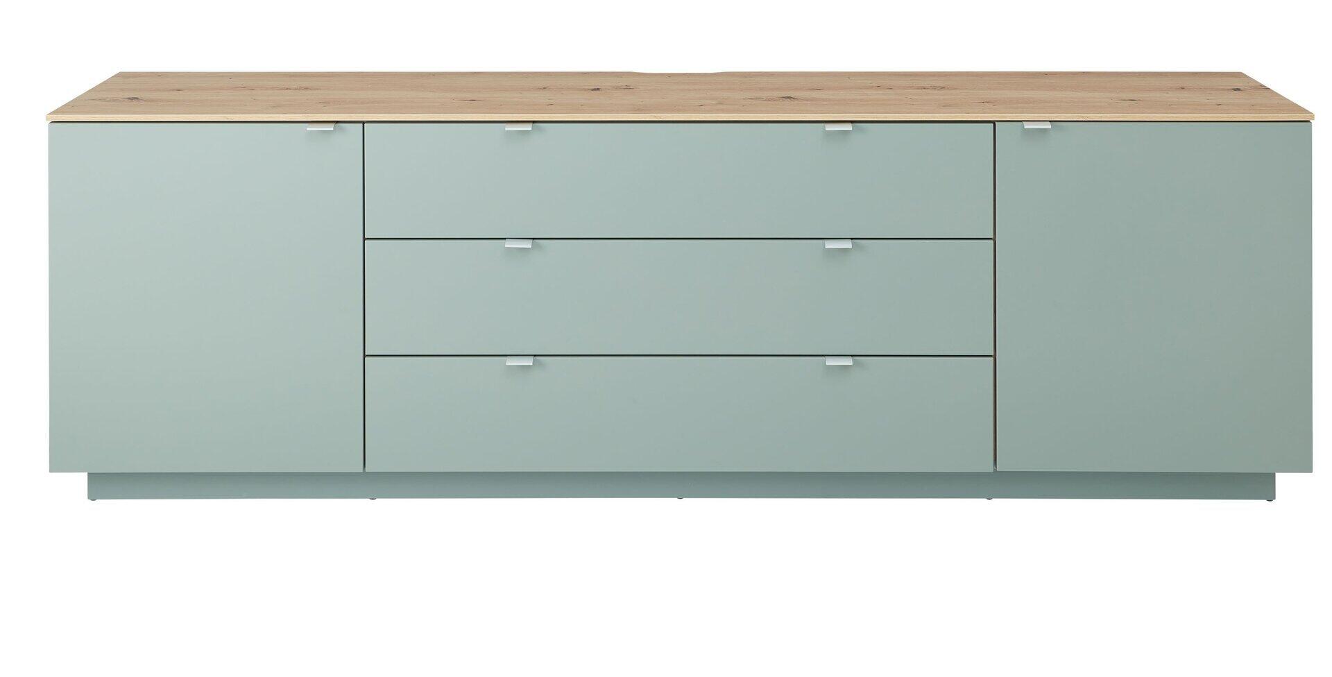 TV-Sideboard Core in schilfgrün mit Artisan-Eiche-Oberplatte und drei Schubladen sowie zwei Türen, aus der Vogelperspektive dargestellt.