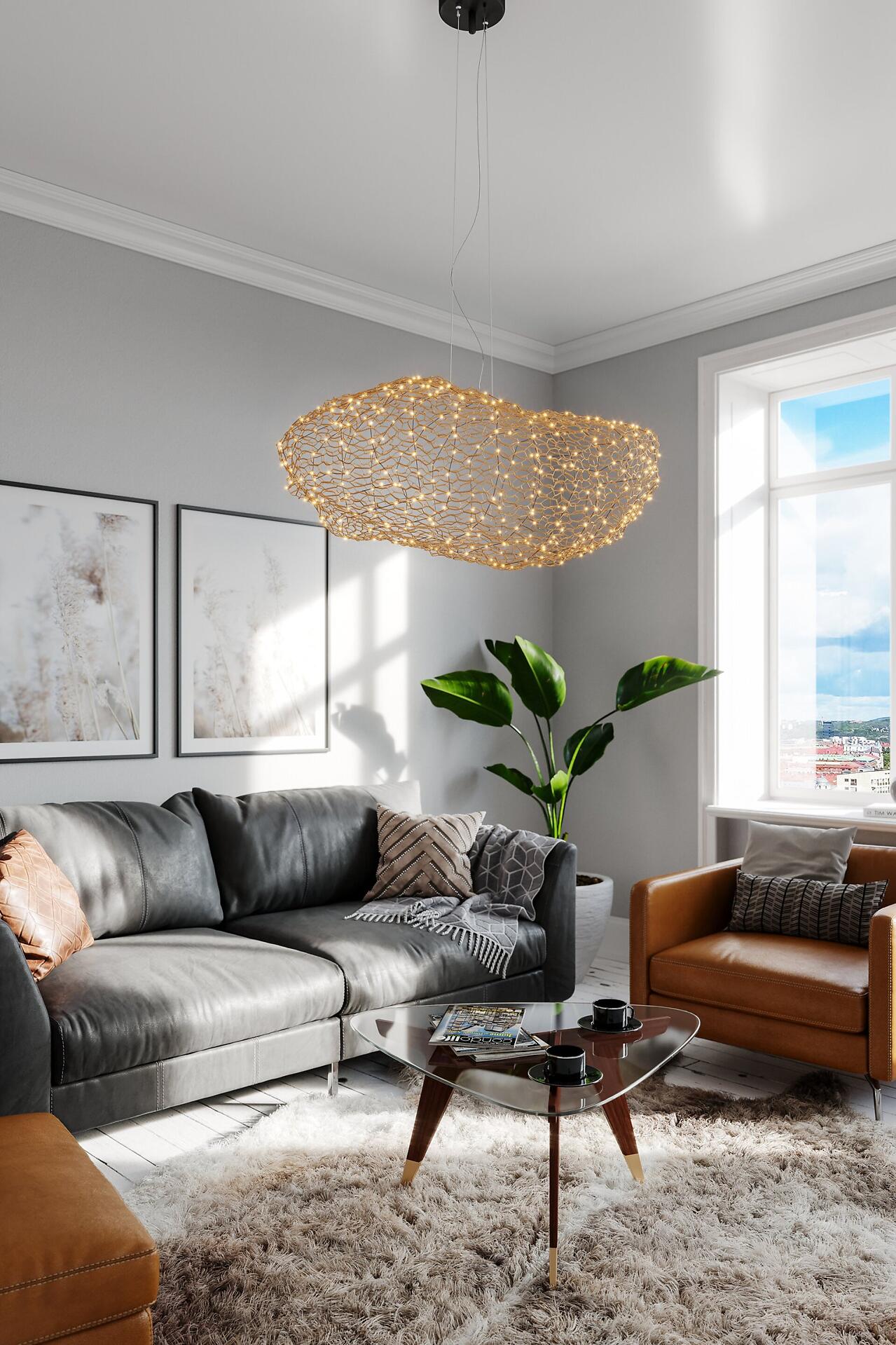 Pendelleuchte Hayden mit filigranem, metallischen Design, die von der Decke hängt und warmes Licht in ein skandinavisch eingerichtetes Wohnzimmer wirft.