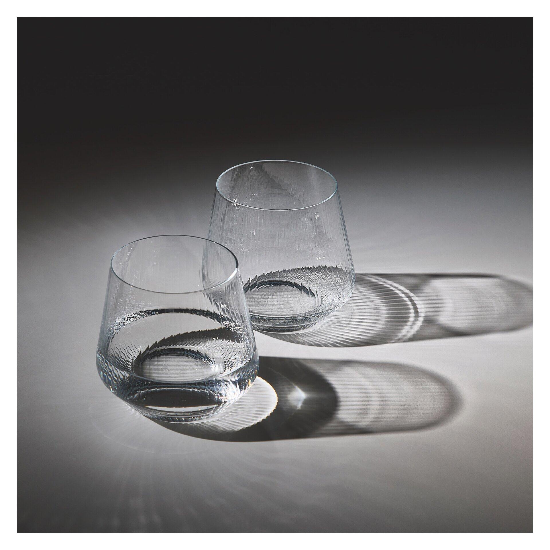 Nahaufnahme zweier schlanker, leicht nach innen gewölbter Wassergläser aus transparentem Glas, teilweise mit Wasser gefüllt, die das schlichte Design und die elegante Form des Allroundglas-Sets zeigen.