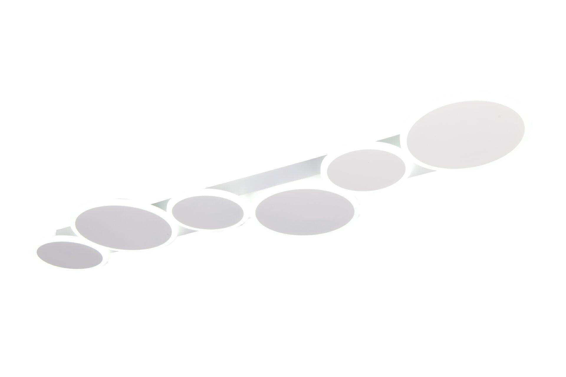 Moderne Deckenleuchte Ovela mit mehreren, kreisrunden weißen Lampenschirmen, die in einer schrägen Perspektive ihre gleichmäßige Lichtverteilung und das minimalistische Design zeigen.
