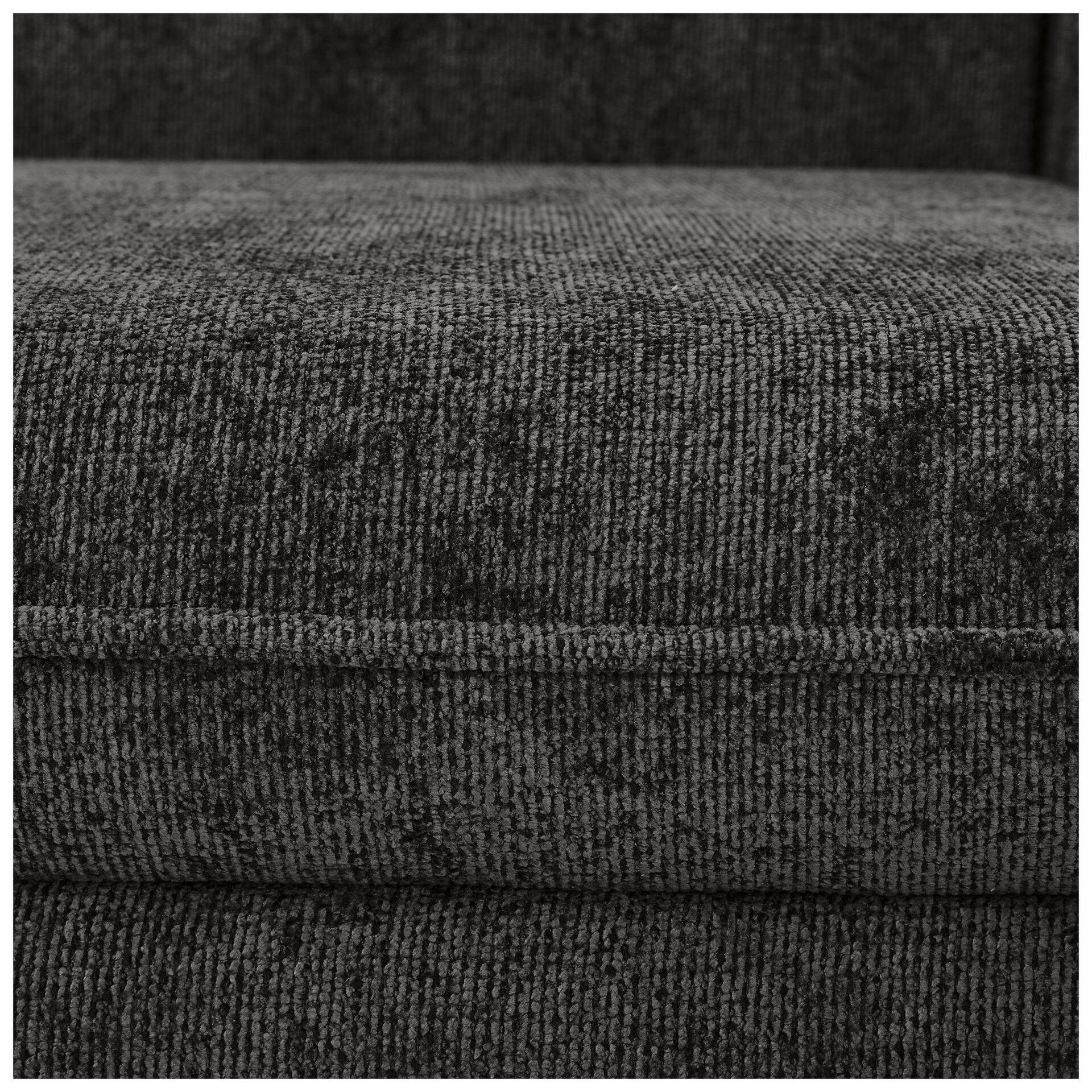 Detailaufnahme des Stoffbezugs des Sofa Santana in Grau mit strukturierter Textur und sichtbaren Nahtlinien.