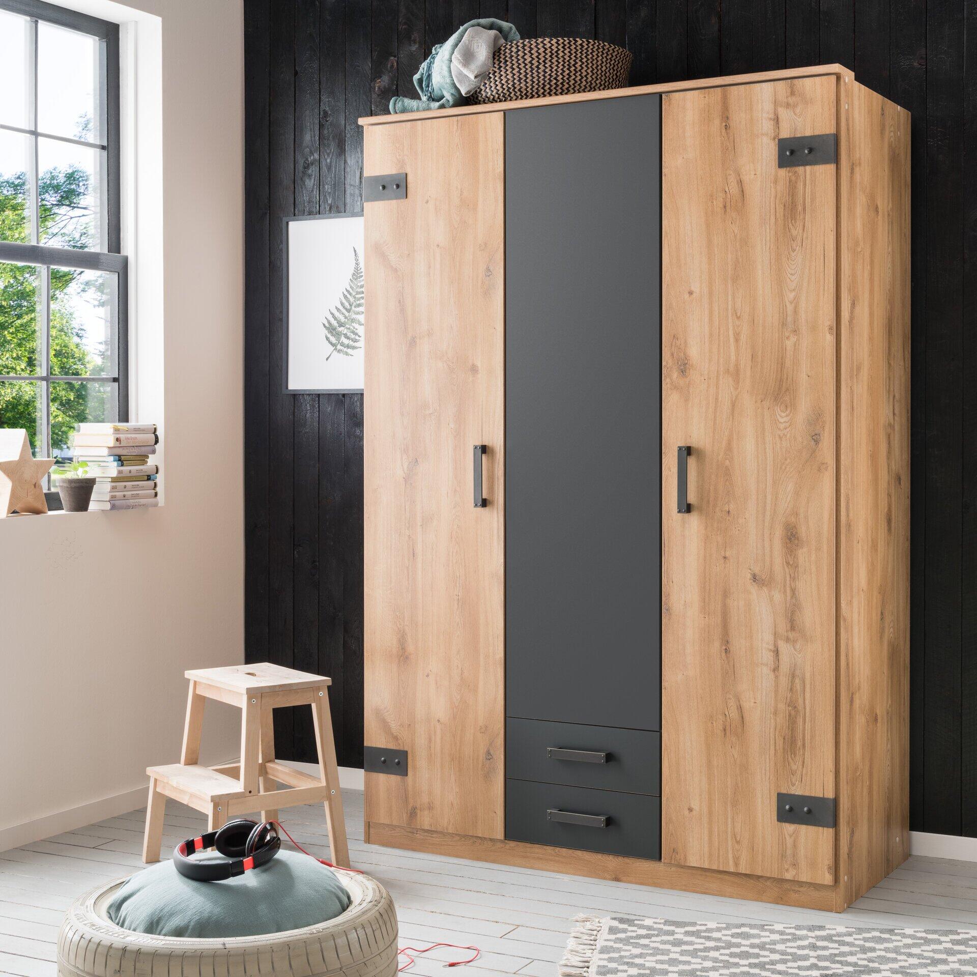 Kleiderschrank Cork mit Graphitfarbenen Türen und Griffen, zwei Schubladen und Blick auf Einlegeböden und Kleiderstange im Inneren.