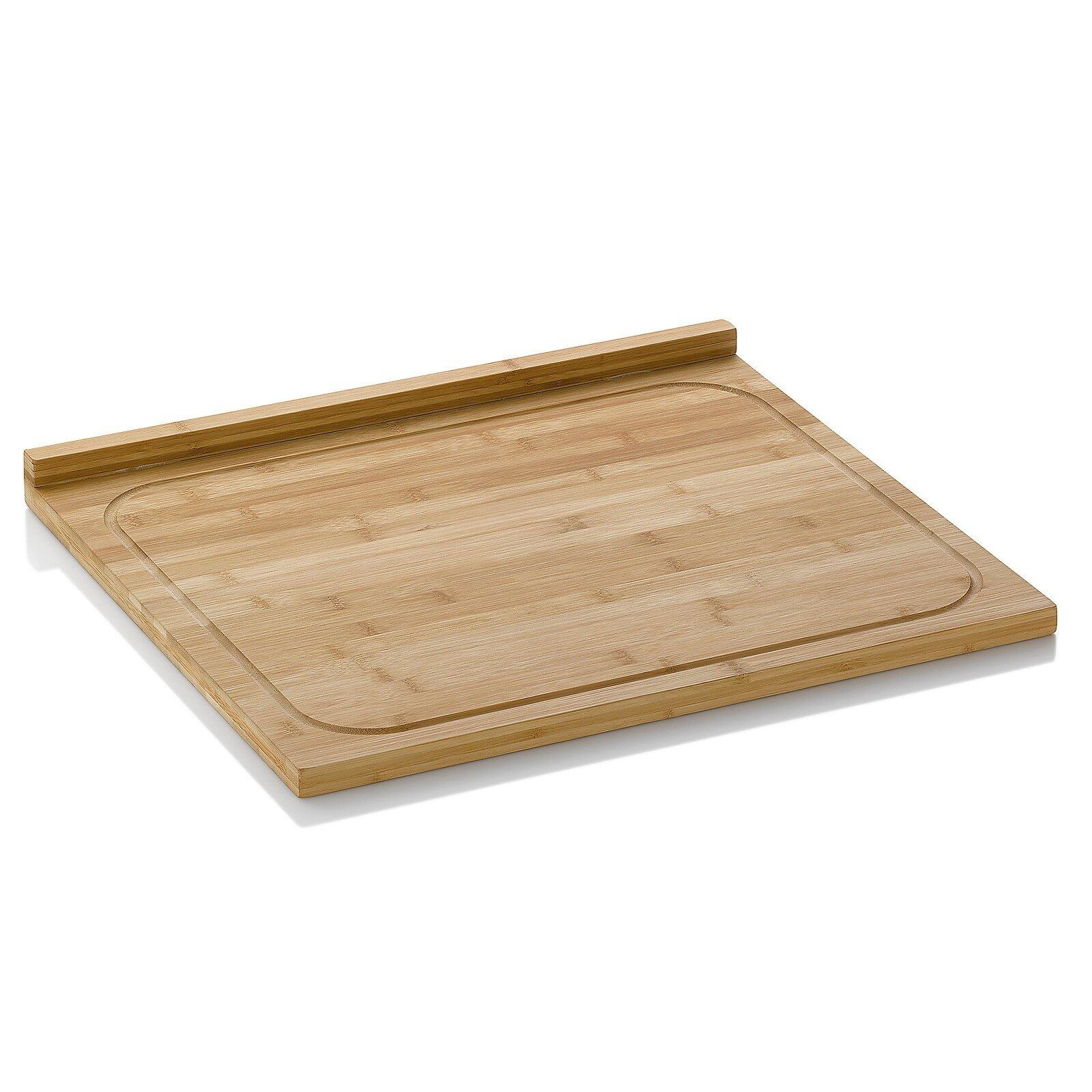 Universalbrett Kiana: Schneidebrett aus hellem Holz mit umlaufender Rinne zur Flüssigkeitsaufnahme, in leicht schräger Perspektive dargestellt.