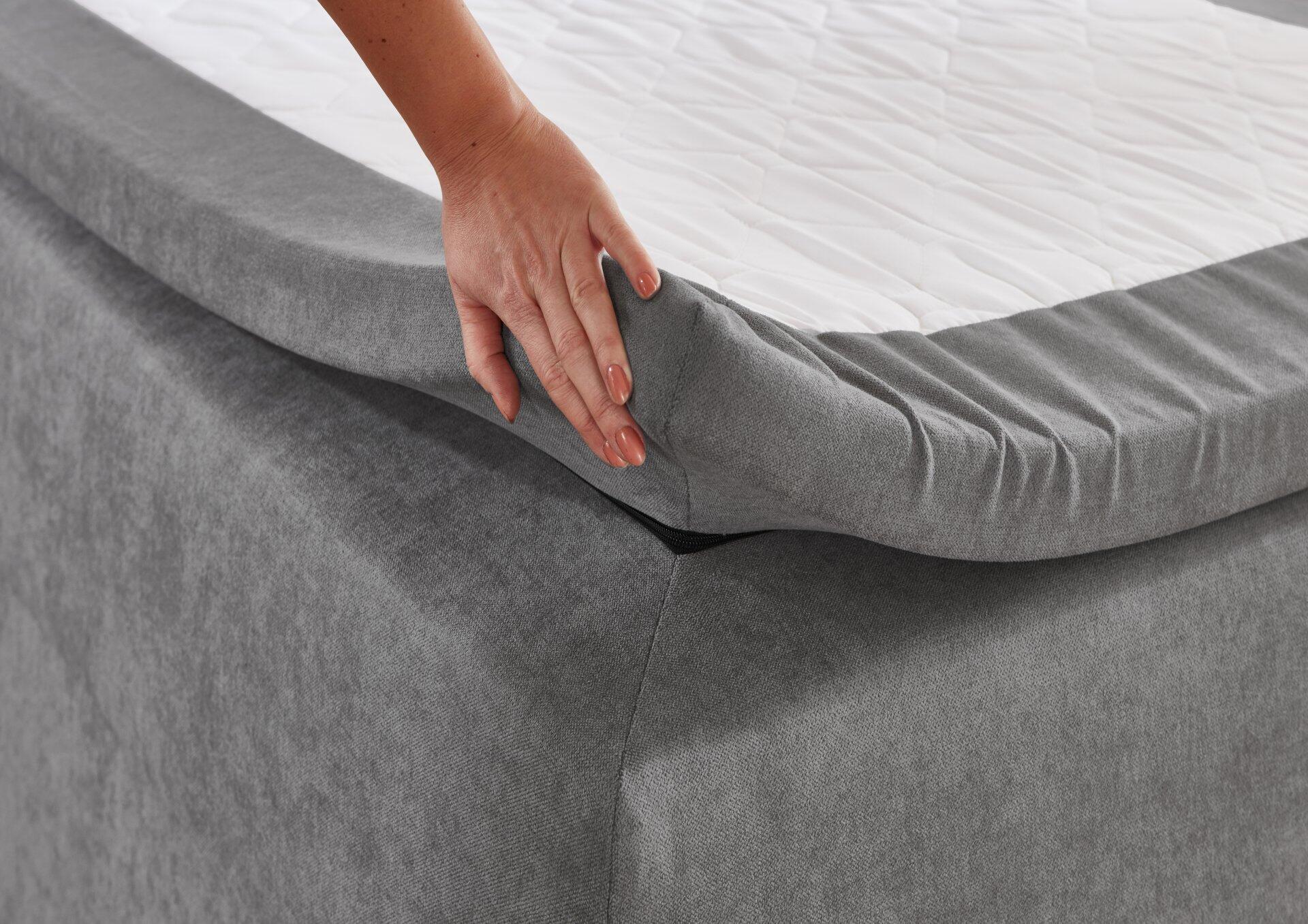 Detailaufnahme des grau bezogenen Boxspringbettes Jeff BX2280 mit weichem Stoffbezug und integriertem Bettkasten.