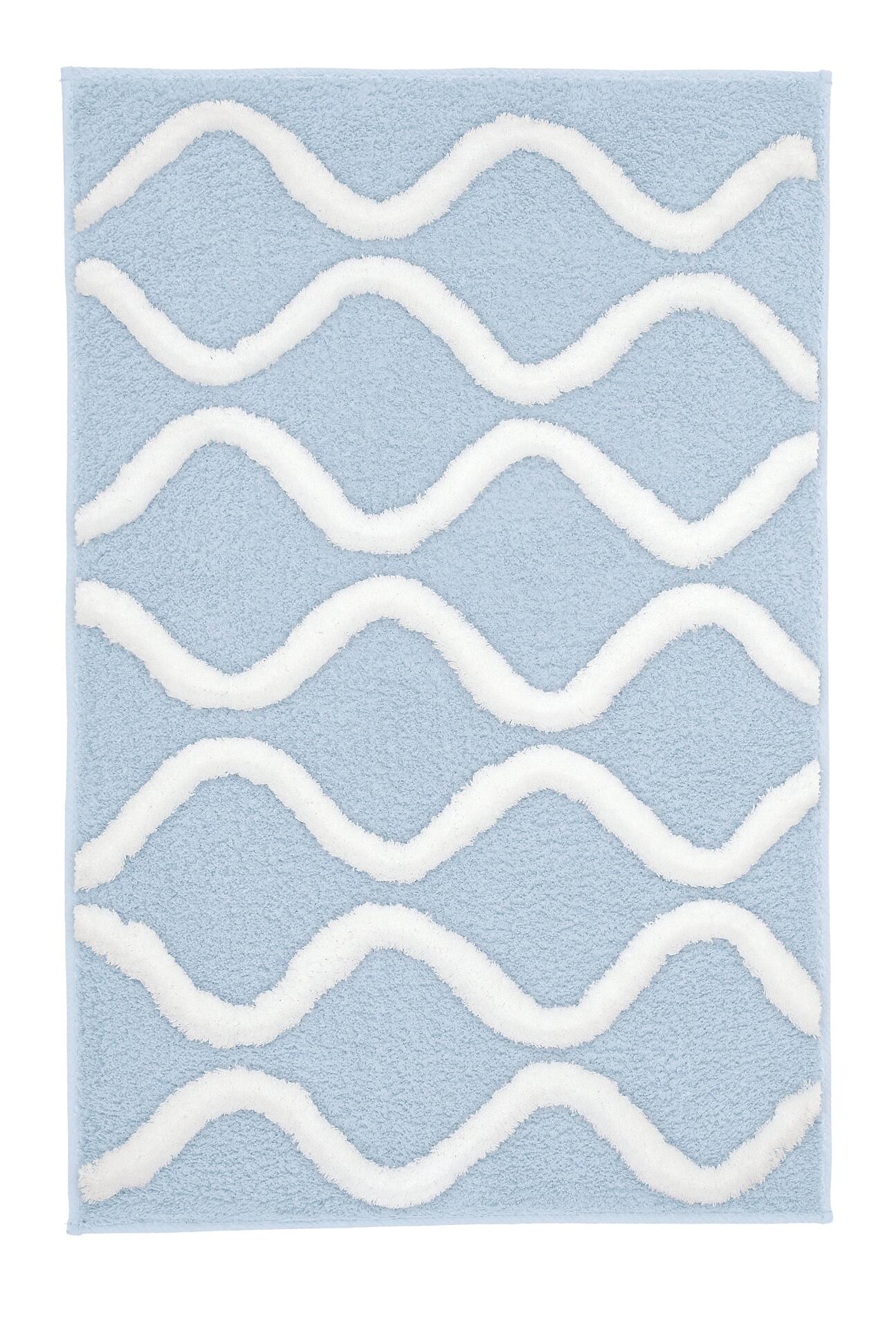 Stahlblauer Badteppich Piana mit hellem, wellenartigem Muster aus Polyester, aus der Vogelperspektive.