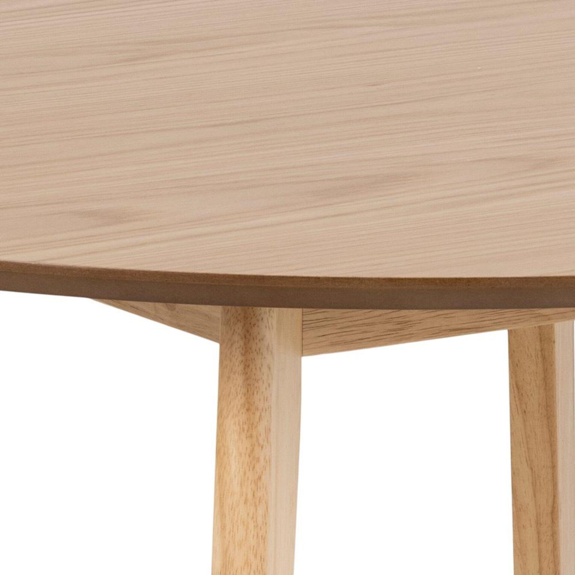 Runder Esstisch Roxby mit heller Holztischplatte und massiven Holzbeinen, Detailaufnahme von unten mit erkennbarer Plattendicke und scharfem Übergang zur Tischbeinage.