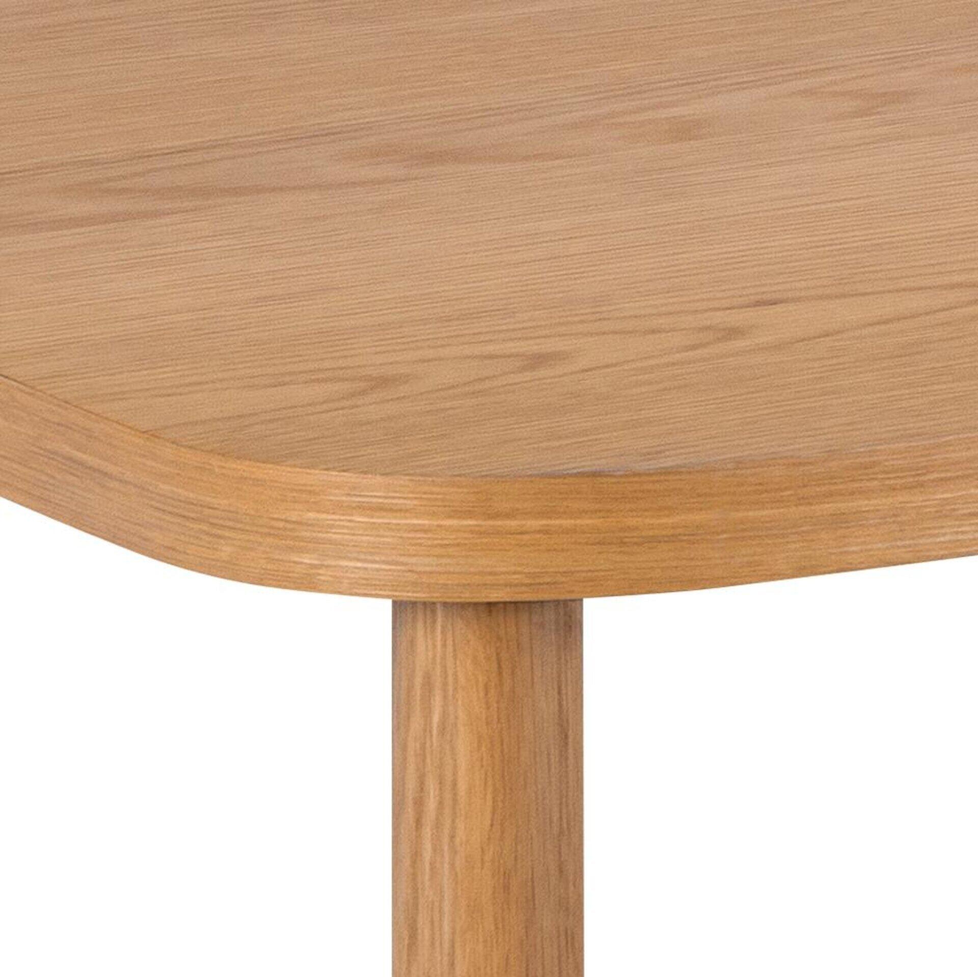 Ausschnitt eines Couchtisches Banbury mit abgerundeter Tischplatte aus hellem Holz und zylindrischem Holzbein.