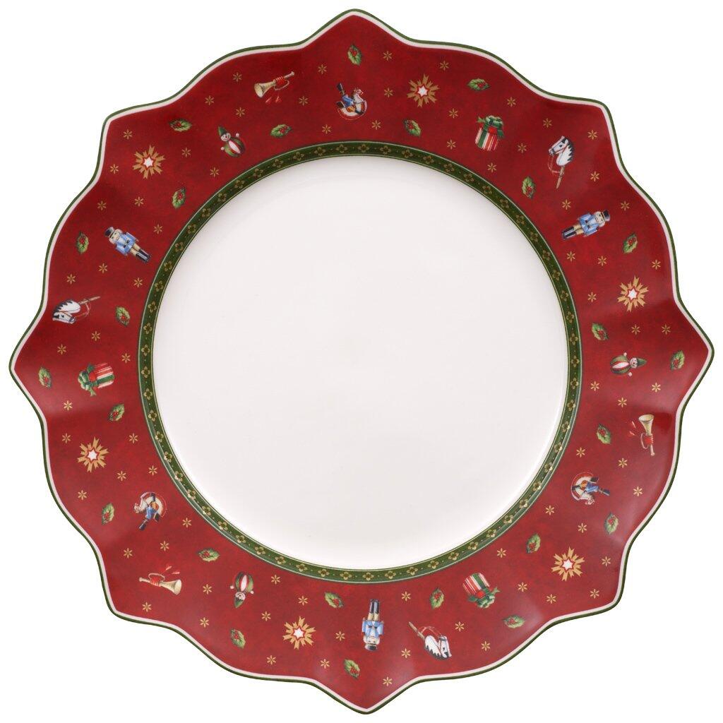 Weihnachtlicher Speiseteller rot von Toy's Delight mit gewelltem Rand, verziert mit Nussknackern, Tannenzapfen, Sternen und weihnachtlichen Figuren auf dunkelgrünem Hintergrund.