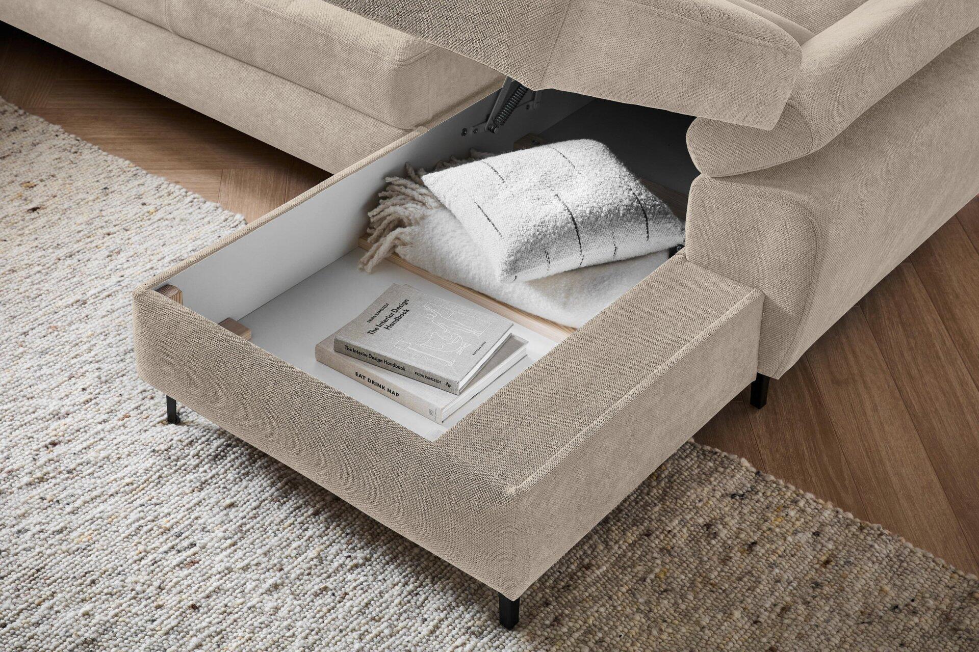 Wohnlandschaft Combo: Stauraum unter der Couch mit Bettkasten, geöffnet und mit Gegenständen darin.