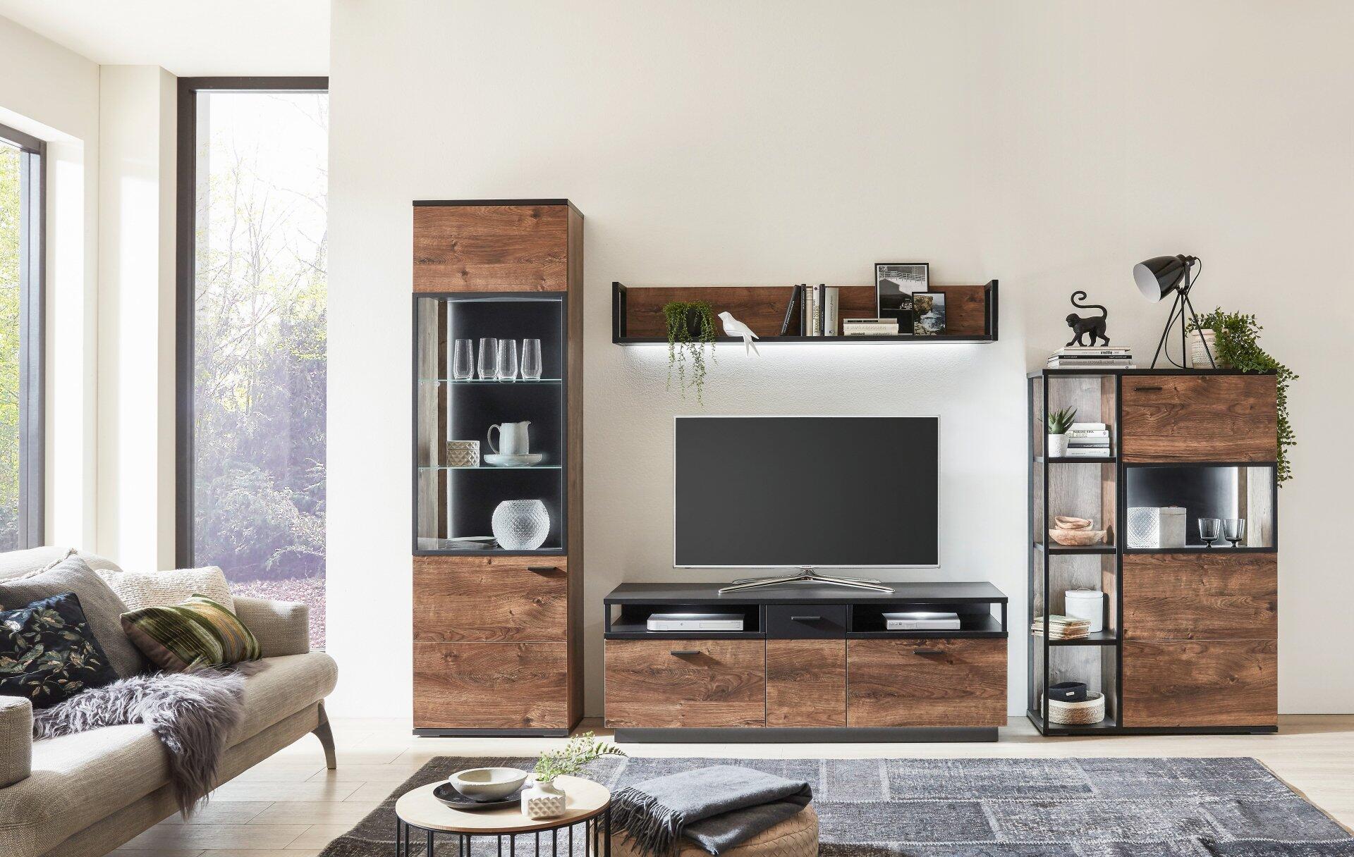 TV-/Wohnlösung Bastian: Medienmöbel-Set mit TV-Lowboard, Sideboards mit Regalfächern und Türen in Holz-Schwarzstahl-Kombination, präsentiert in einem stilvollen Wohnzimmerambiente.