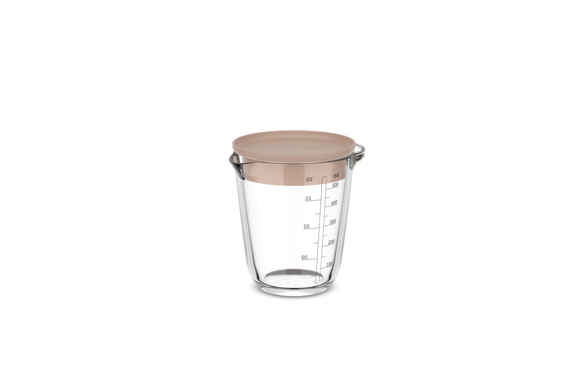 Chef it Messbecher aus Glas und Kunststoff mit graduierter Skala in oz und ml, abgedichtet mit einem beige-farbenen Kunststoffdeckel.